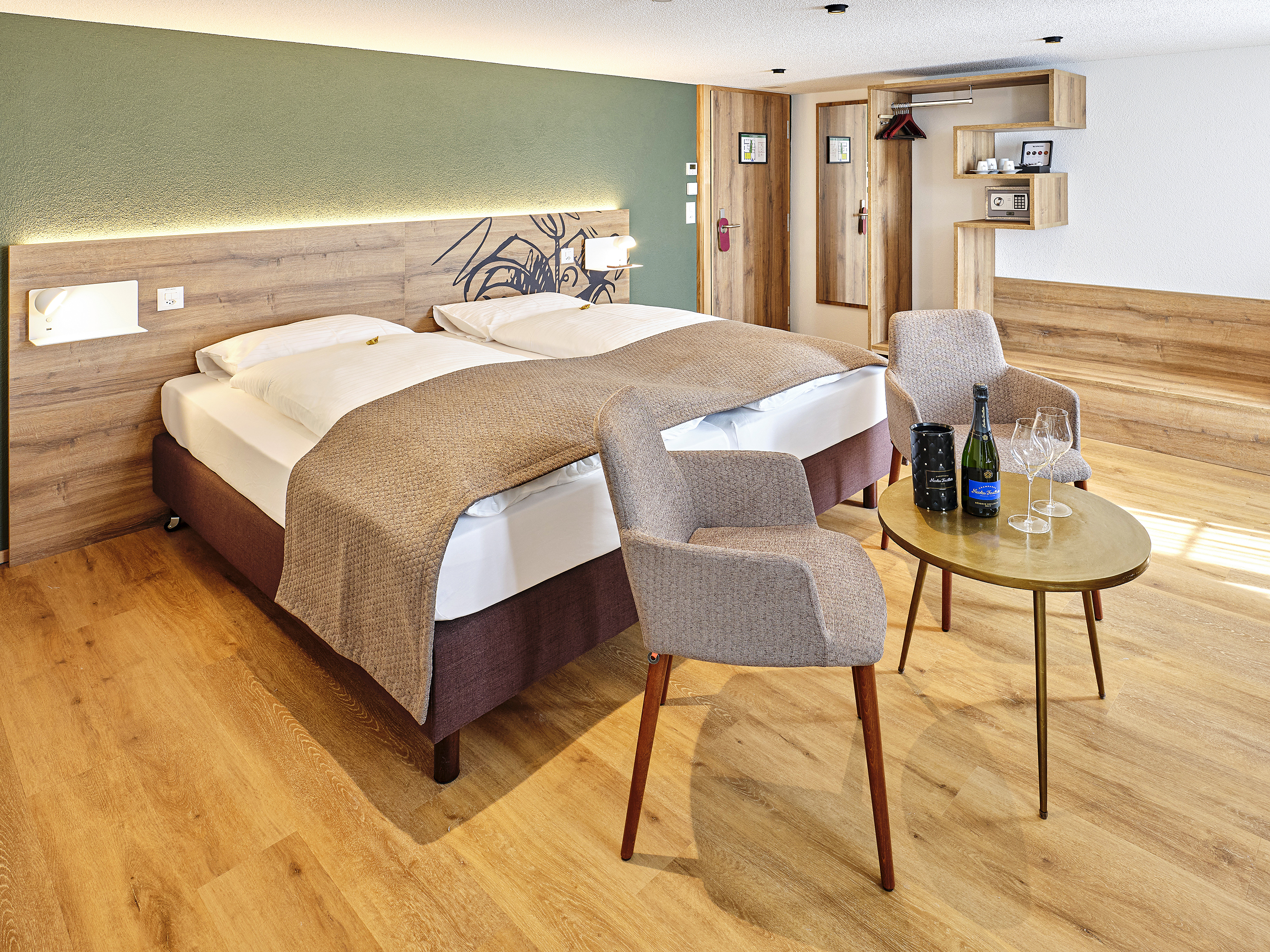 Die Inhaber Conni und Beat Bösiger investierten kompromisslos in elf top ausgestattete Hotelzimmer mit Boxspringbetten. Für die Inbetriebnahme der Zimmer musste der Brandschutz massiv ausgebaut werden.