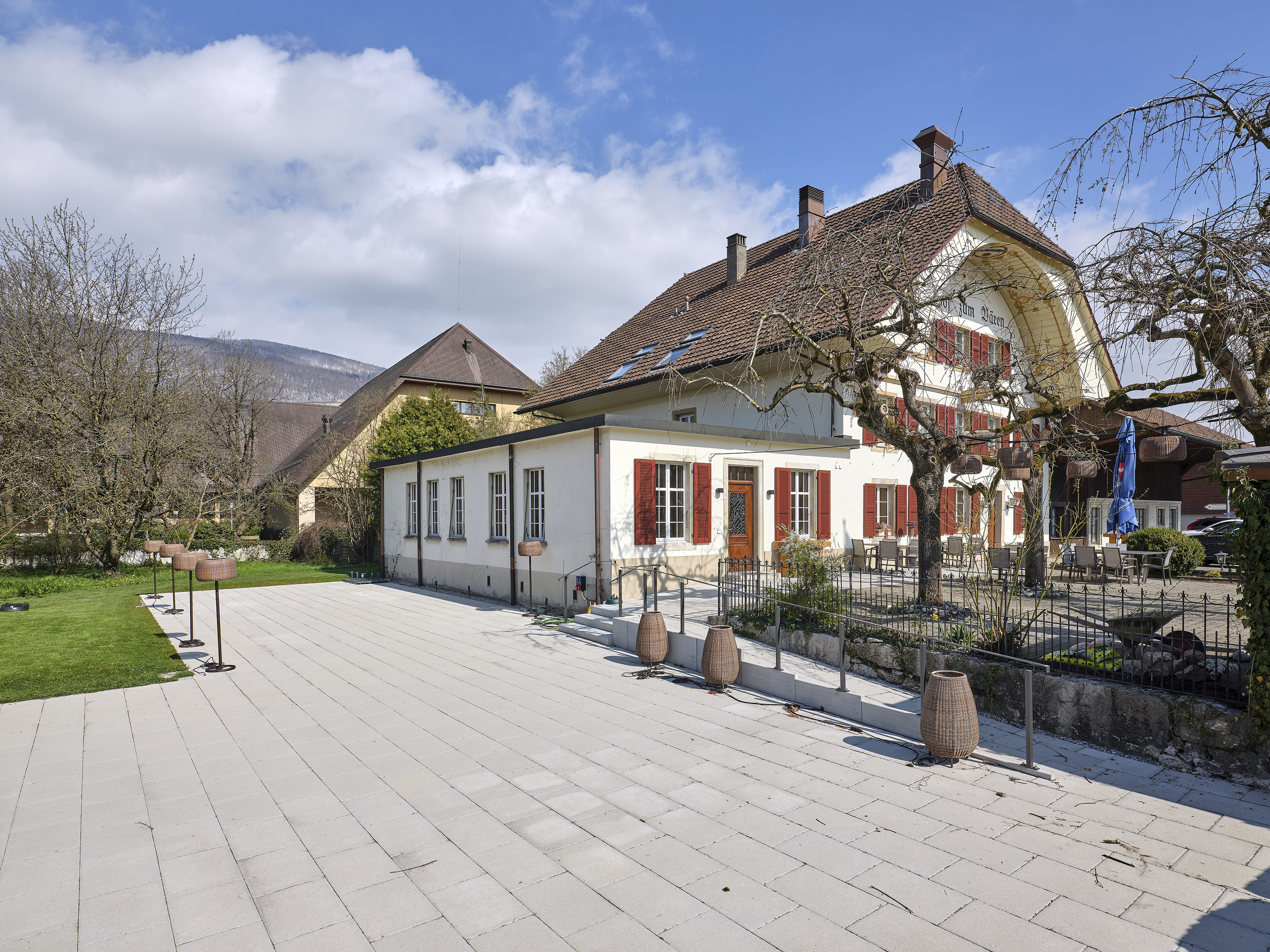 Auch aussen top: Für den neuen Gartensitzplatz war ein Aushub sowie eine Auskofferung des Bodens nötig. Eine neue Naturmauer bietet Schutz zur Strasse hin und eine begrünte Schallschutzwand gewährt den Nachbarn die verdiente Ruhe.