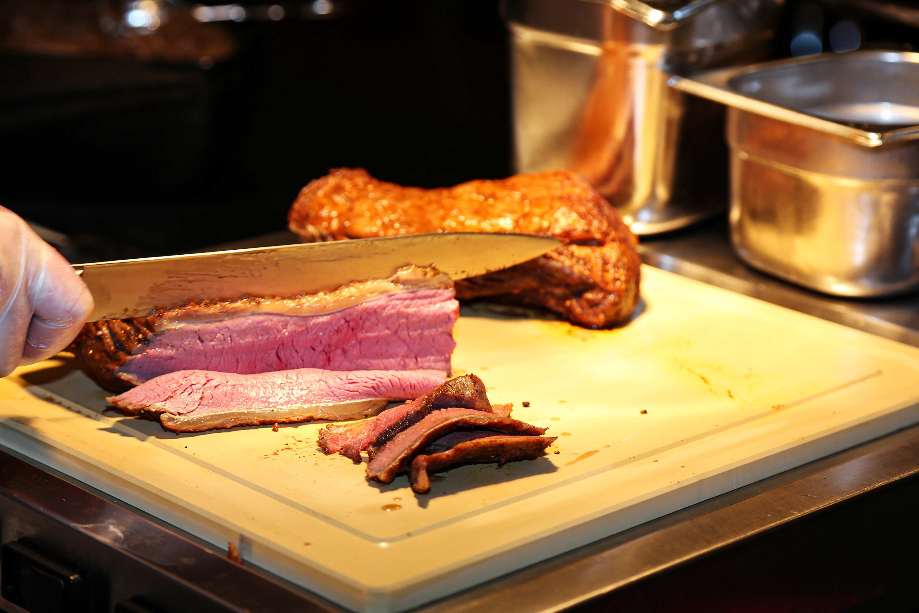 Bovine hanche cuit juteux et rose.