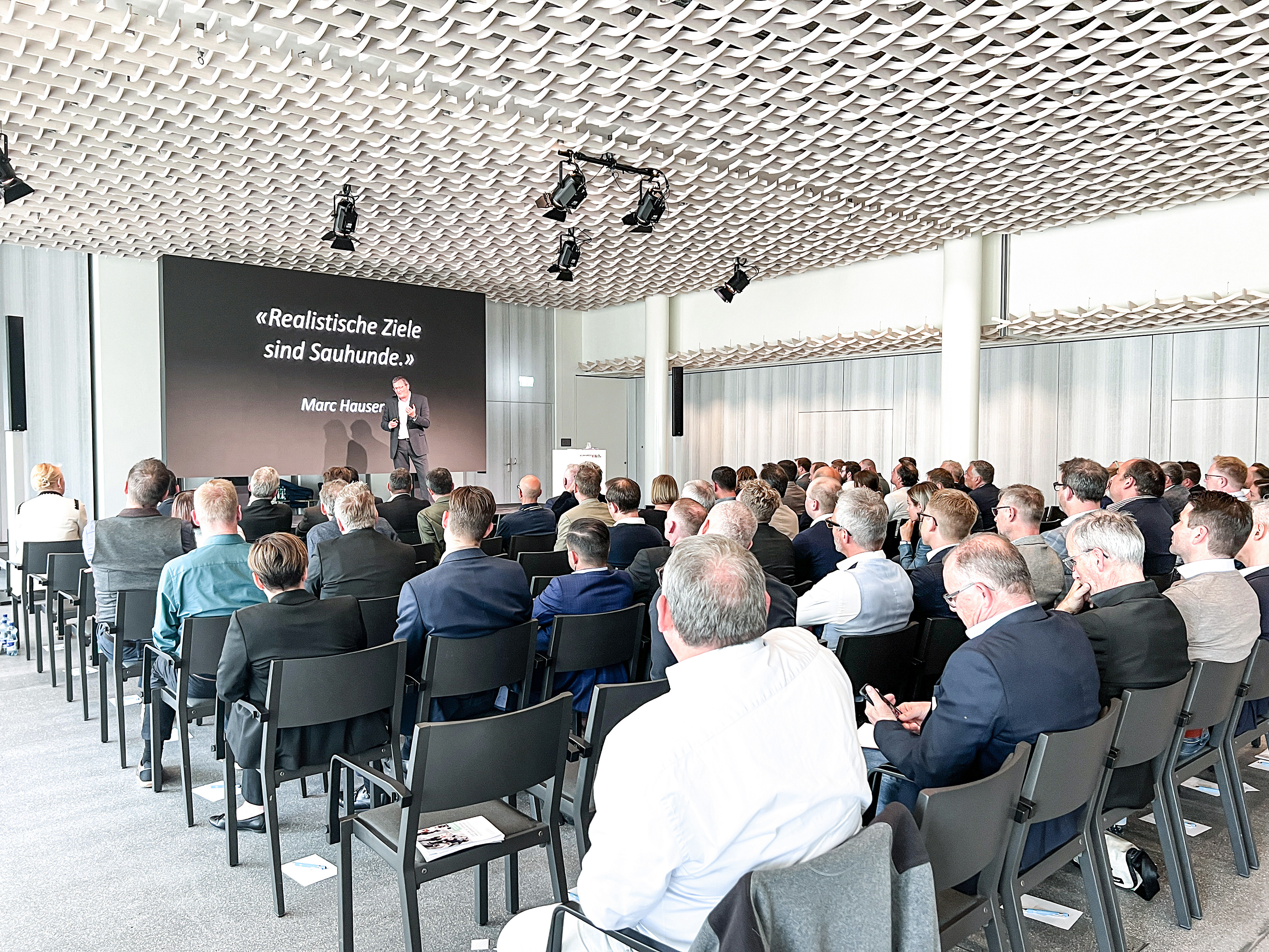 <strong>Marc Hauser</strong>, der Weltrekordhalter im horizontalen Freifall kennt den Schlüssel zum Erfolg. Er sprach vor den Teilnehmerinnen und Teilnehmer der Fachtagung GastroInside zum Thema Mut: Mut zum grossen Traum, Mut zur Innovation und Mut zur Umsetzung von Zielen. 