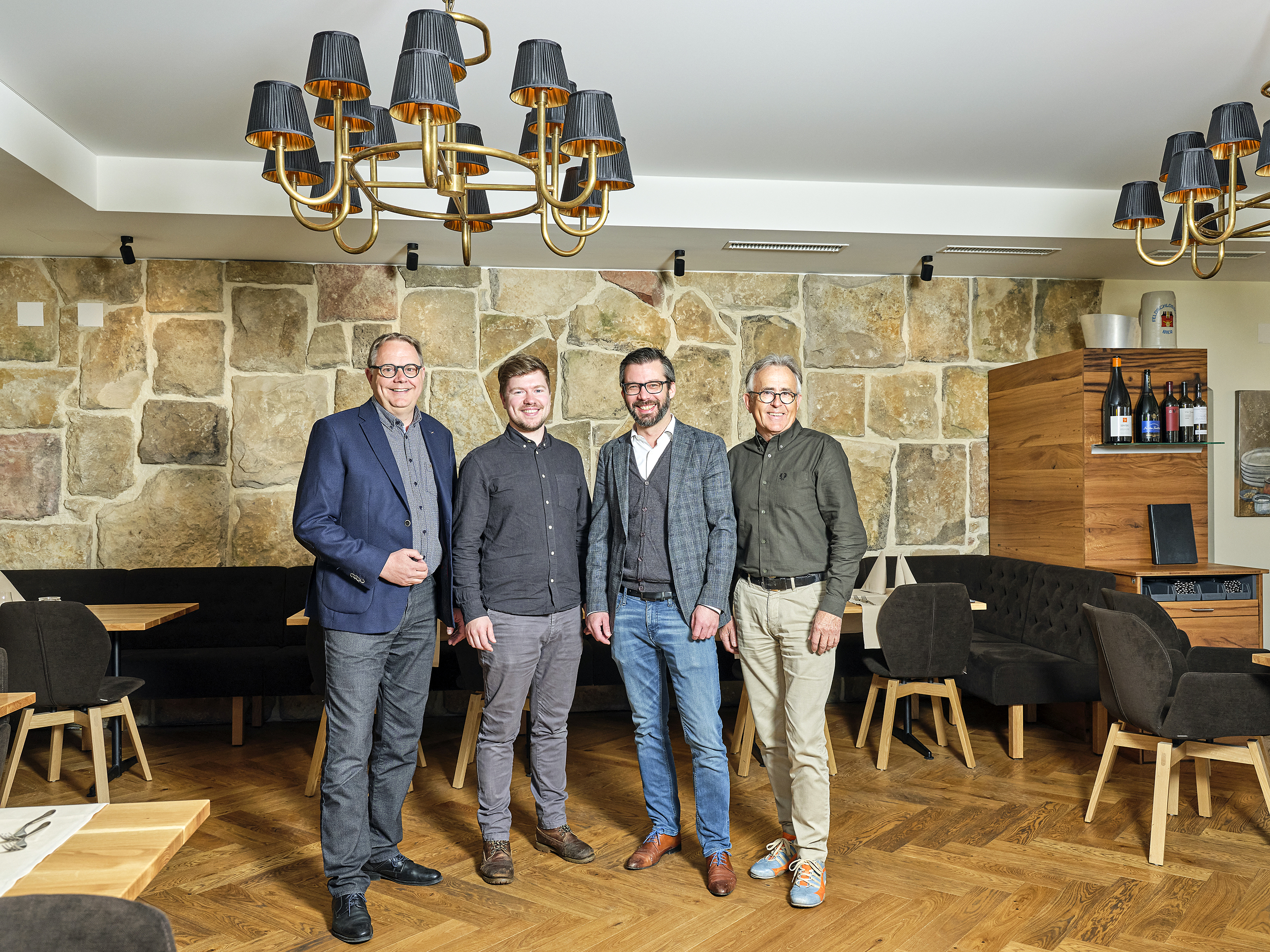 Sie hatten das Heu stets auf der gleichen Bühne (v.l.n.r.): Raymond Zürcher, Geschäftsführer der Gschwend AG Gastro-Bau, Samuel Zürcher, Ausführungsverantwortlicher, Lucas Weder, Betriebsführer des Hotels & Restaurant Bären, sowie Innenarchitekt Hans Brönnimann.