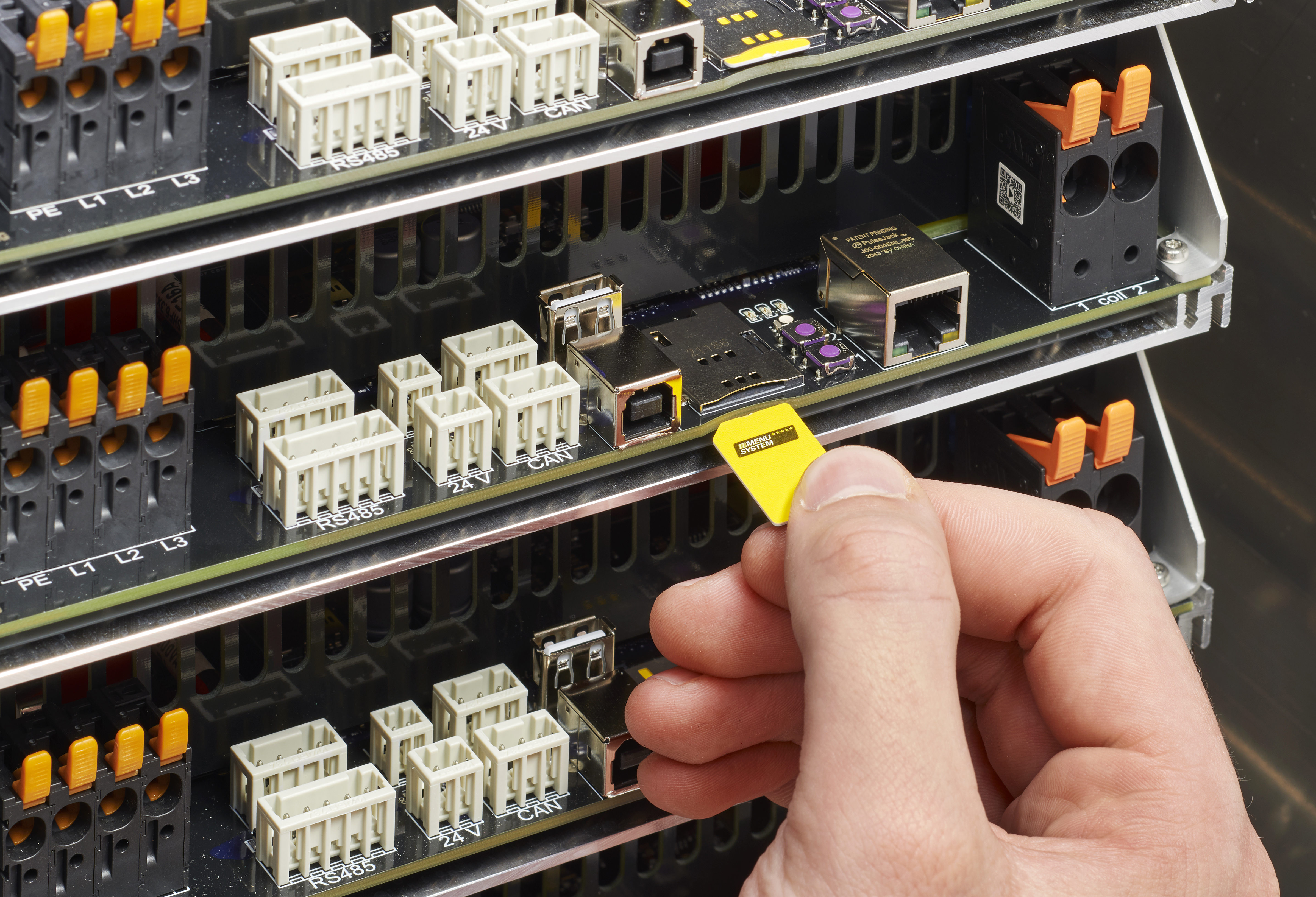 Jede Blackline-Induktion lässt sich kunden- und anwendungsspezifisch konfigurieren. Diese Konfiguration lässt sich im Servicefall einfach, schnell und sicher mittels SIM-Datenträger übertragen. Einfacher und servicefreundlicher geht es nicht.