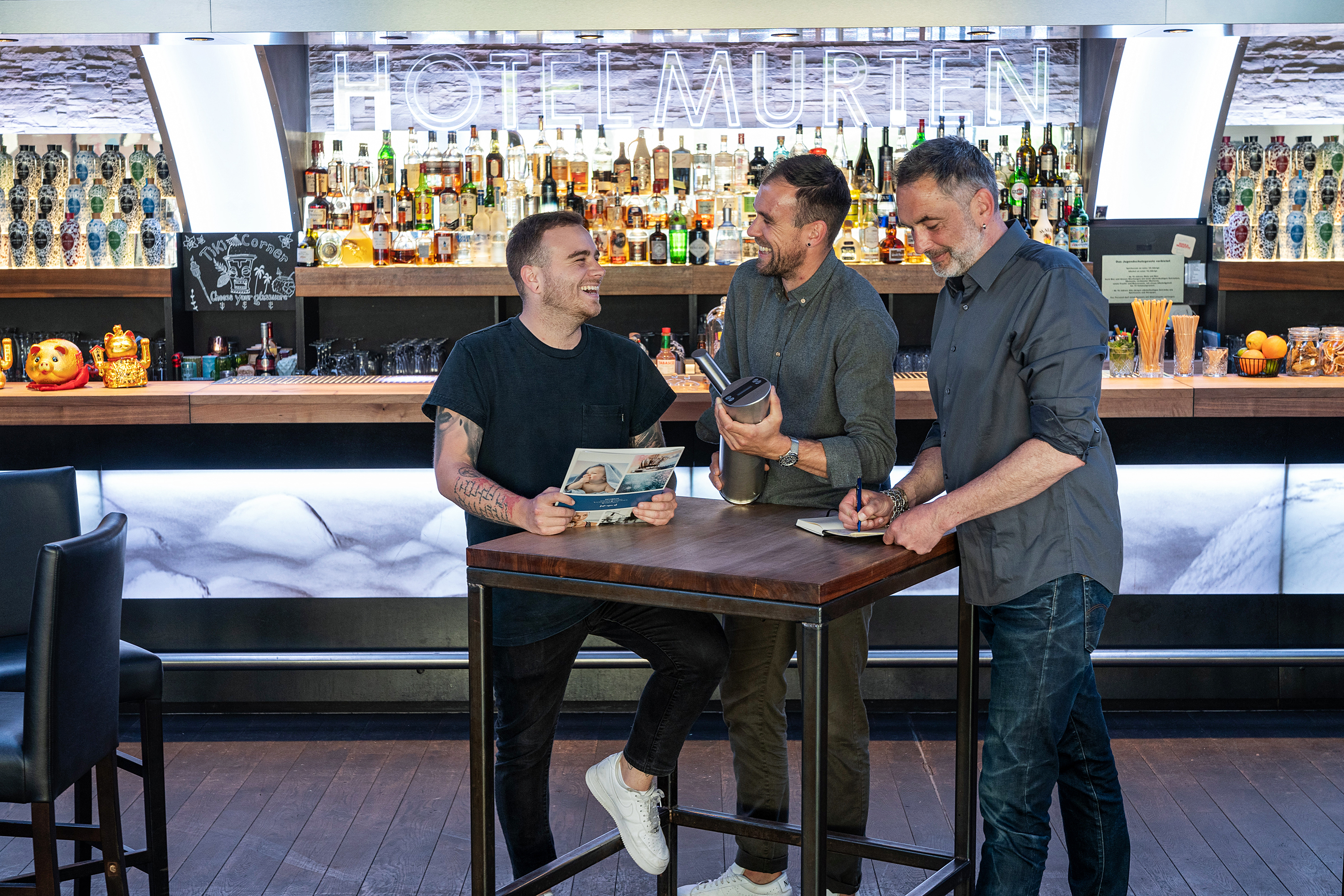 «Aufbereitetes Wasser aus der BWT-Zapfsäule ist eine Geschichte, die man zum Gast tragen kann», findet Hotelier Timo Läderach. Hier im Gespräch mit den beiden Experten für leistungsstarke Trinkwasserspender: Cyril Salzmann und Laszlo Ceh (v.l.).
