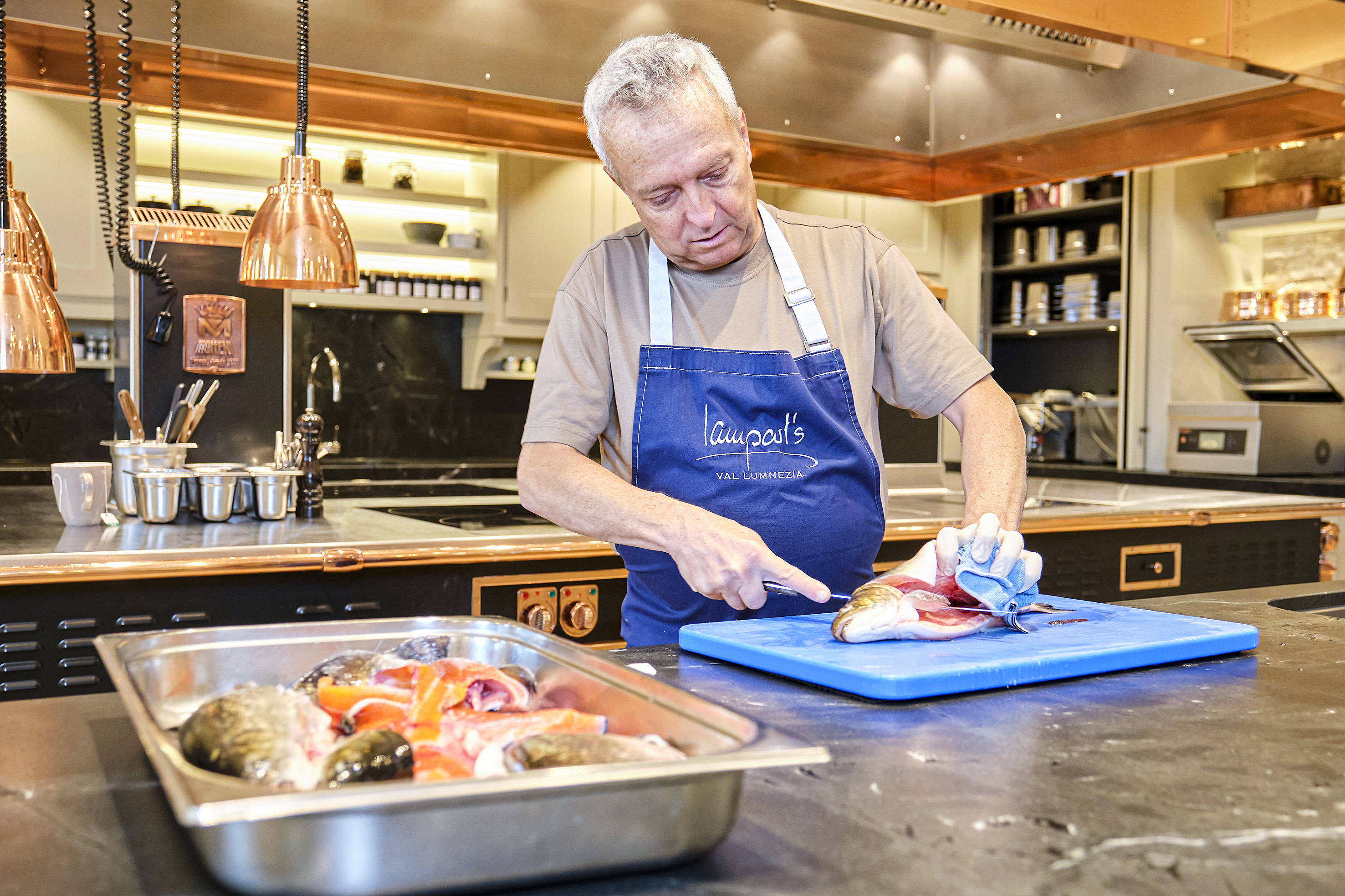Die Gäste können jederzeit in die Küche kommen und Reto Lampart beim Kochen zuschauen.   
