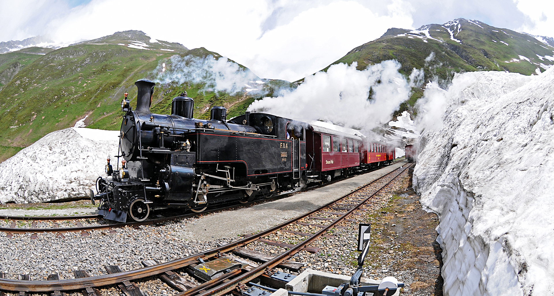Lokomotive HG 3/4 Nr. 4 mit rotem Zug Muttbach-Belvédère, Wallis.