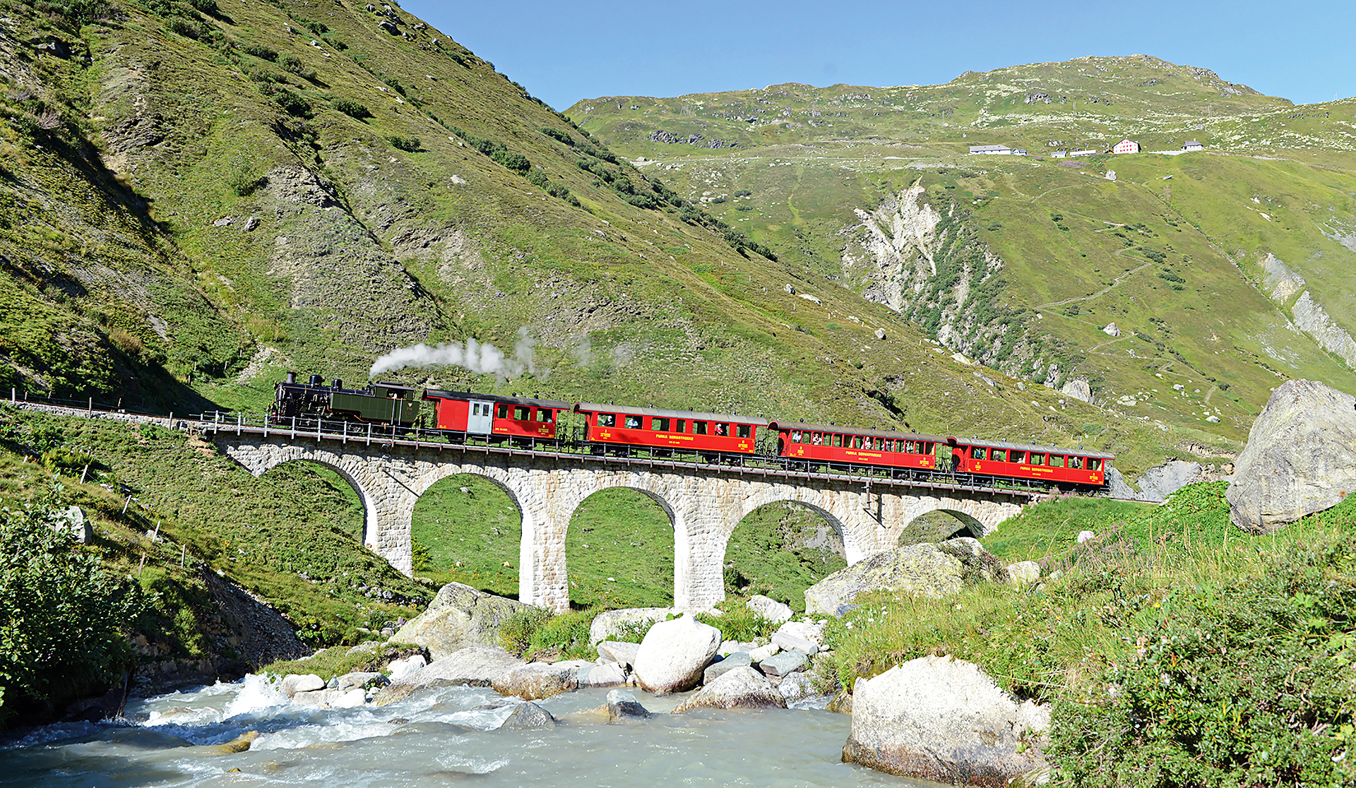 Bergfahrt auf dem Steinstafel-Viadukt Tiefenbach–Furka (Uri)