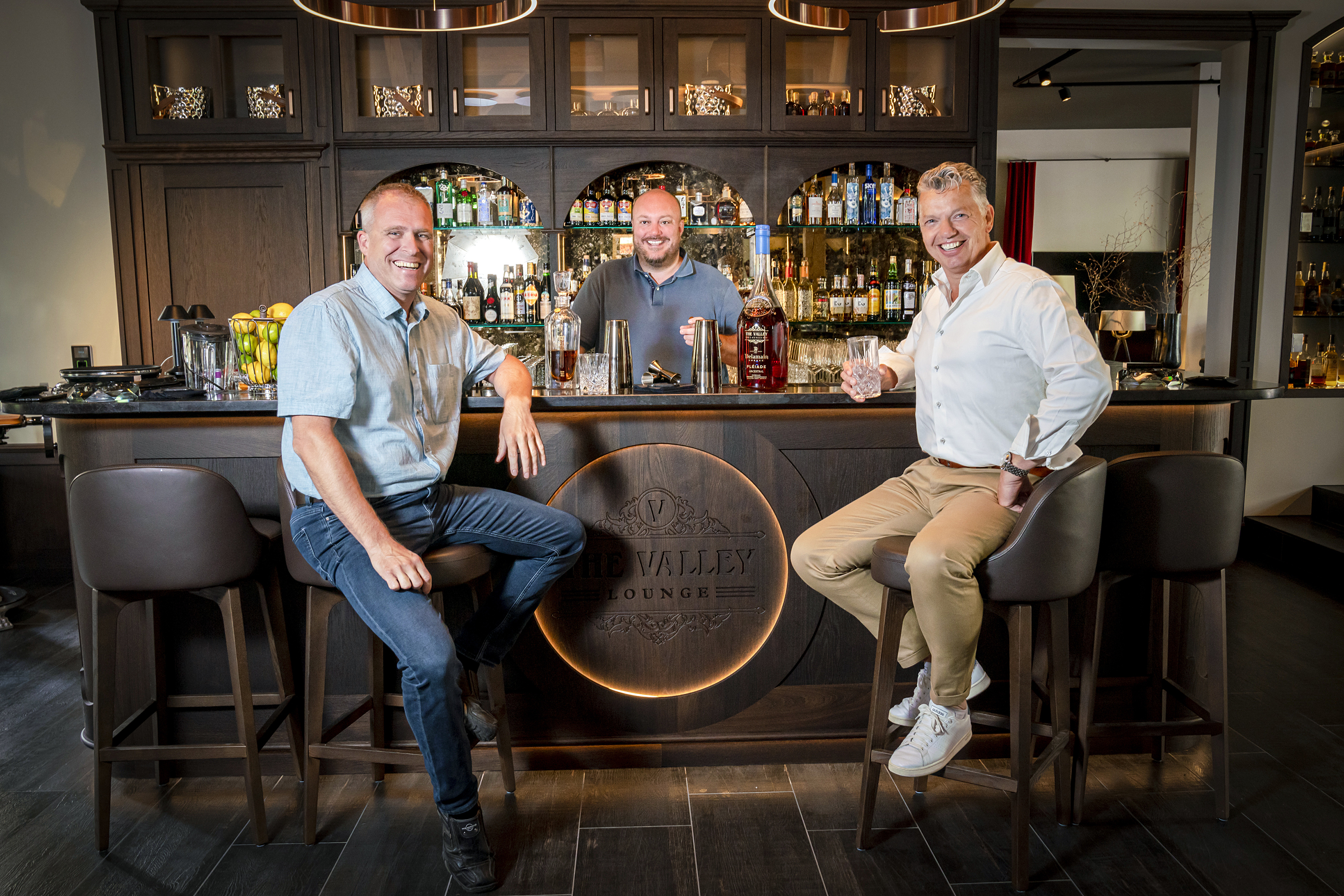 Freuen sich gemeinsam über das erfolgreiche Projekt: Beat Clement, Regionalverkaufsleiter ZH/AG Electrolux Professional, Jan Sommerhalder, Initiator und Mitinhaber von The Valley Lounge und vom Restaurant Miyabi, Roland Astner, Verkaufsleiter Schweiz Electrolux Professional (v.l.n.r.)