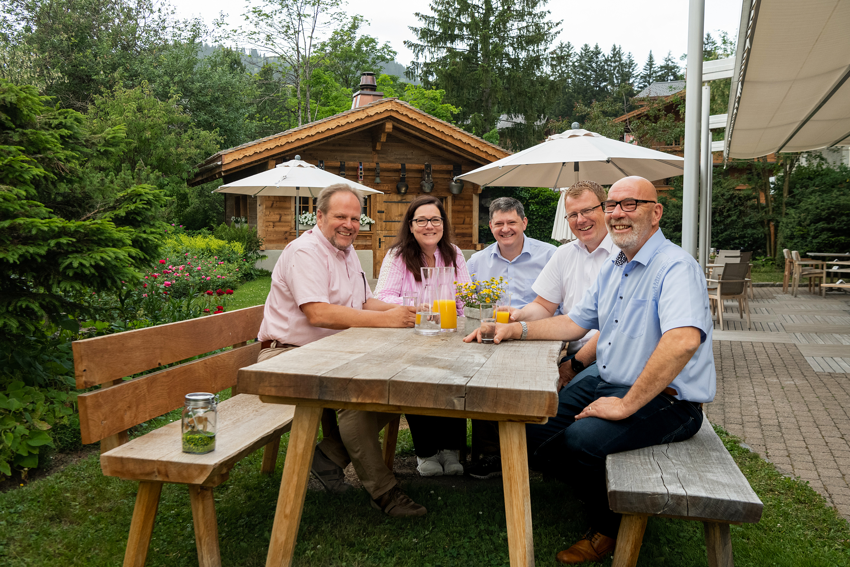 Auf der Panoramaterrasse mit Blick auf Rüblihorn, Gummfluh und Staldenflühe diskutieren Markus Conrad (l.) und Jean-Rodolphe Hofstetter (2.v.r.) von der Beer Grill AG sowie Adrian Kiener von der Schmocker AG (r.) mit den Gastgebern Andrea und Markus Sprenger.