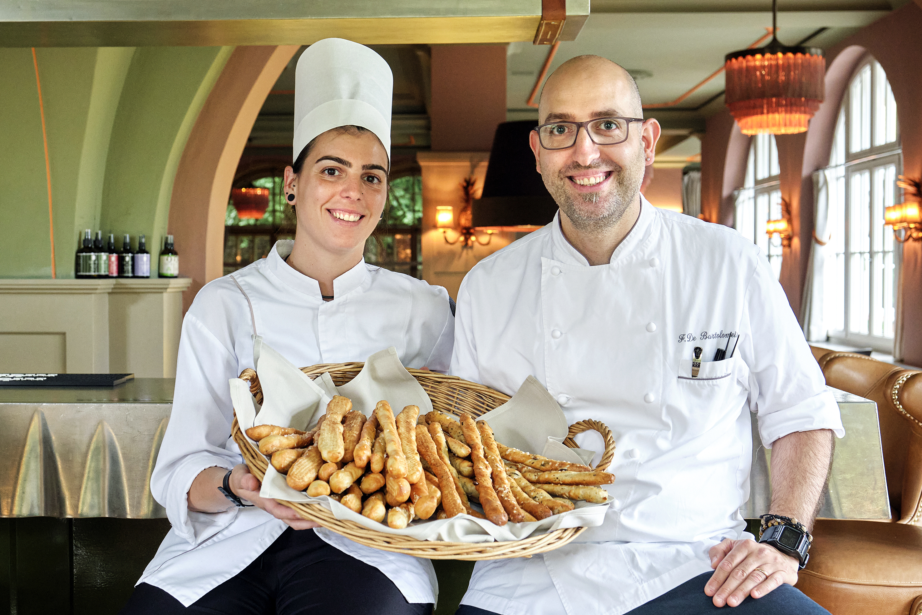 Frisch, knusprig und duftend: Der Geschmack von Brot darf in Francesco De Bartolomeis Küche nie fehlen. Hier mit seiner Sous Chefin Valentina Tacconelli.