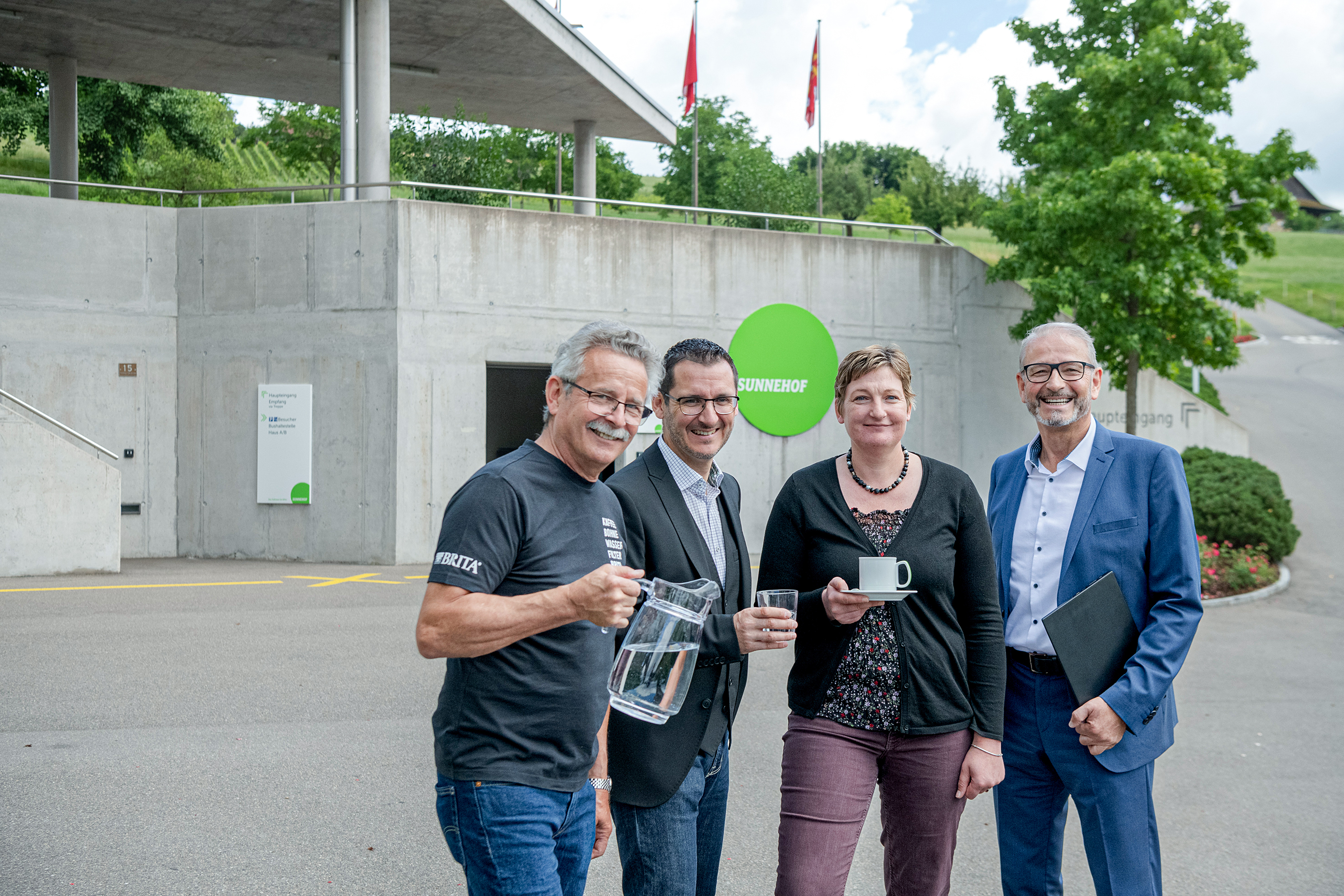 Drei Unternehmungen mit einem gemeinsamen Ziel: Beste Qualität und möglichst geringe Kosten für alle. Beatrice Mathys, Leiterin des «Sunnehof» in Immensee, flankiert von Reto Burri von Kolanda-Regina AG (links) sowie von Alfred Hubli, Head of Sales Schweiz sowie Josef Schmid, Gebietsleitung Ost- und Zentralschweiz von Brita (ganz links).