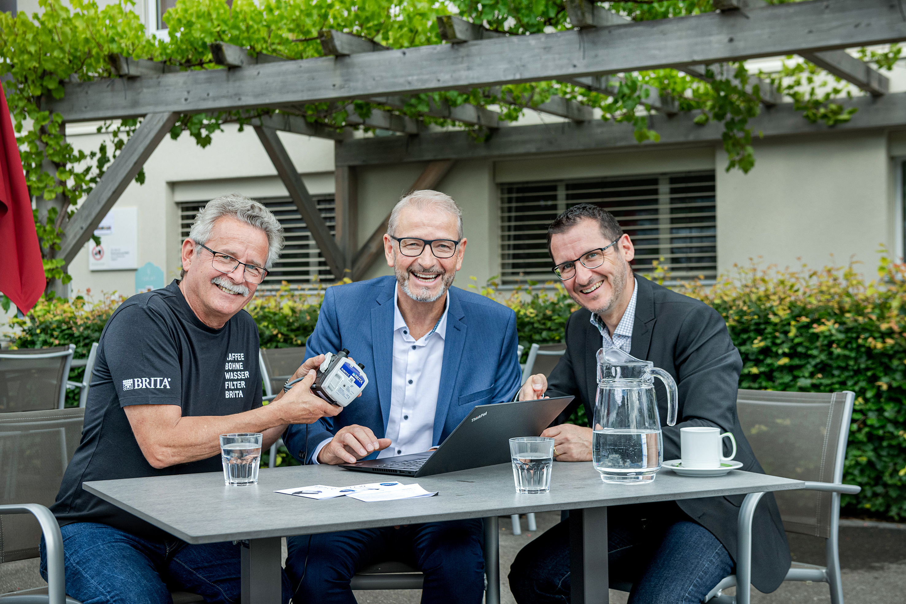Wollen die Zusammenarbeit intensivieren und den intelligenten Purity C iQ von Brita bei anderen Endkunden einbringen: Reto Burri, Inhaber der Kolanda-Regina AG (rechts), mit Alfred Hubli (Mitte) und Josef Schmid von Brita Professional. 