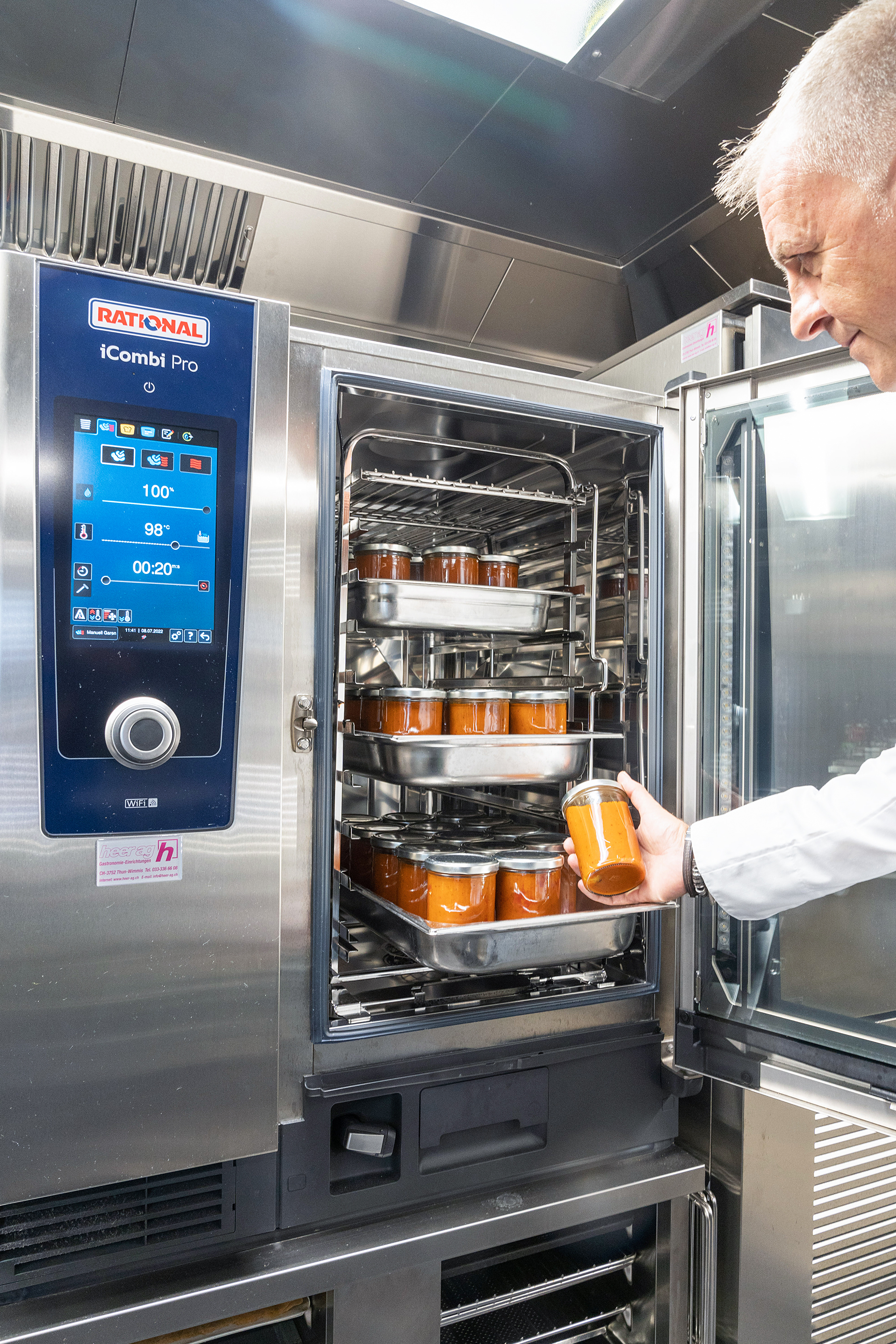 Als Genuss-Botschafter produziert und vertreibt Torsten Götz auch eigene Produkte wie Sugos und Suppen.