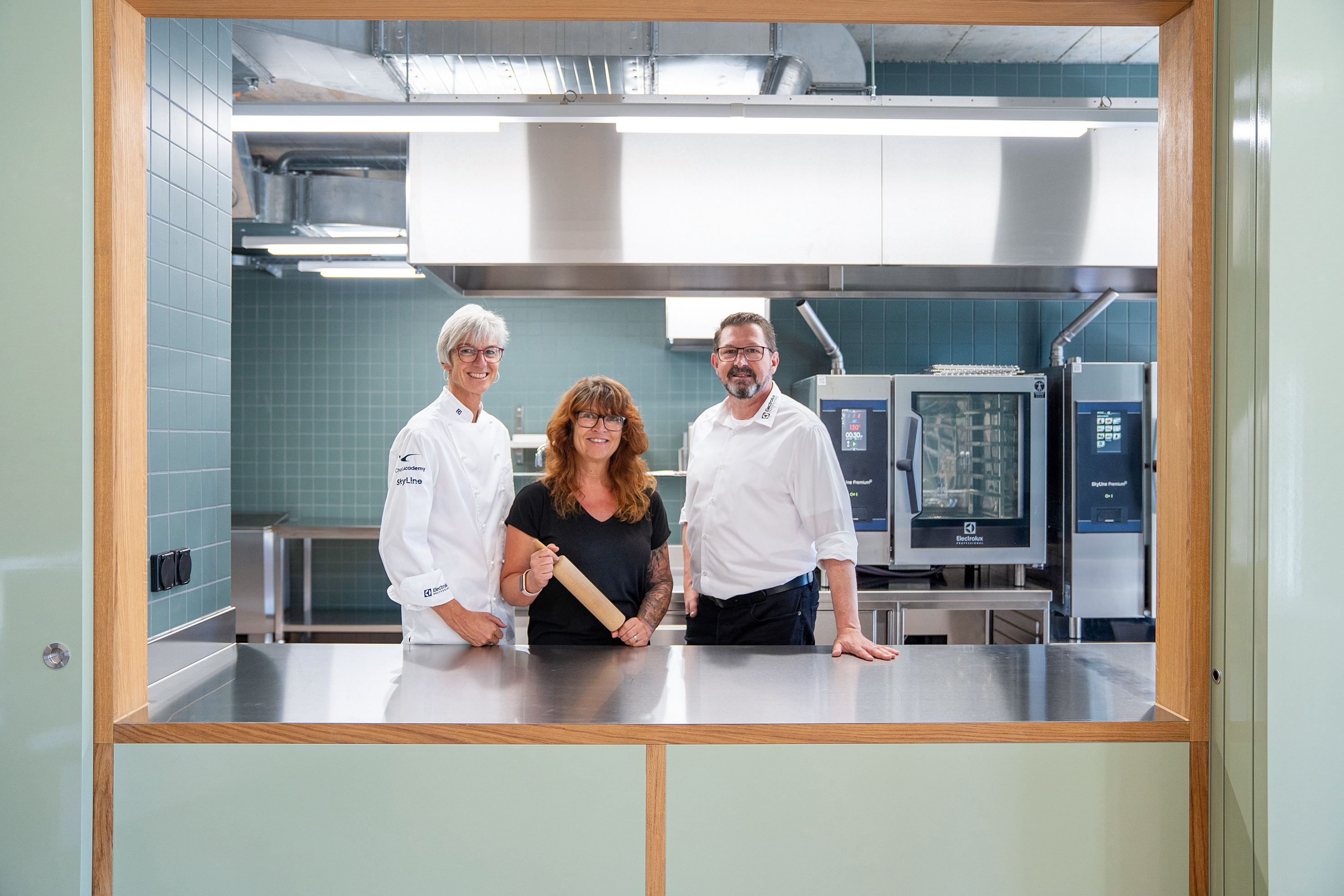 Sie zeichneten sich seitens Electrolux Professional für die erfolgreiche Umsetzung des Projekts «Volksschule Kleefeld» verantwortlich: Fachberaterin Helene Kunz, technische Planerin Manuela Theiler sowie Regionalverkaufsleiter Reto Krähenbühl (v.l.n.r.).