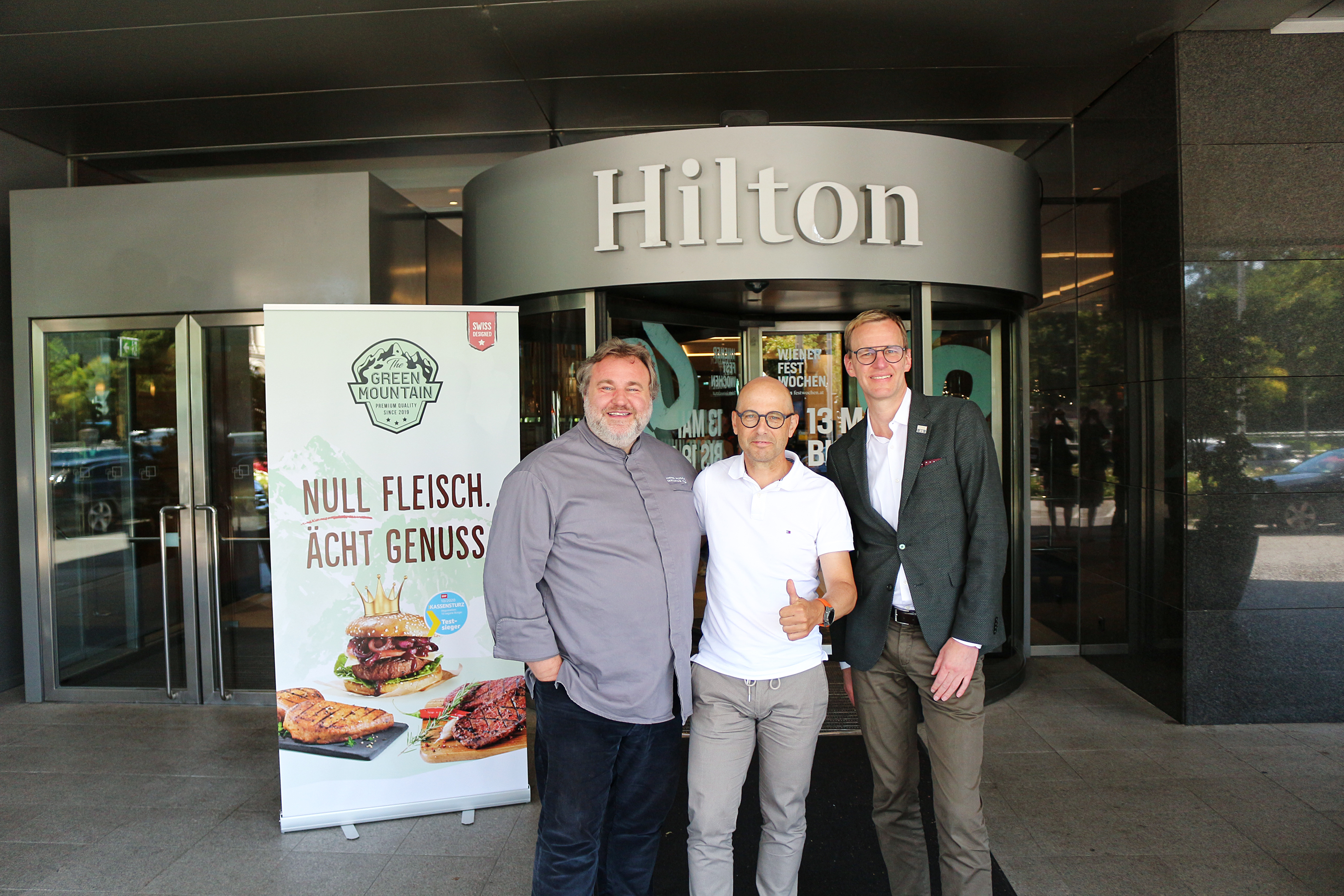 A Passion to Care. Mit den pflanzlichen und proteinreichen THE GREEN MOUNTAIN Leckerbissen wird ein authentisches, frisches und vielfältiges Plant-based Speisenangebot in den Hilton Vienna Park Gourmetküchen angeboten. Ademir Husagić, Executive Chef im Hilton Vienna Park, Werner Ott, Geschäftsführer des StartUps The Green Mountain und Hilton Vienna Park Manager Ronald Diesenreiter.  (v.l.n.r.)