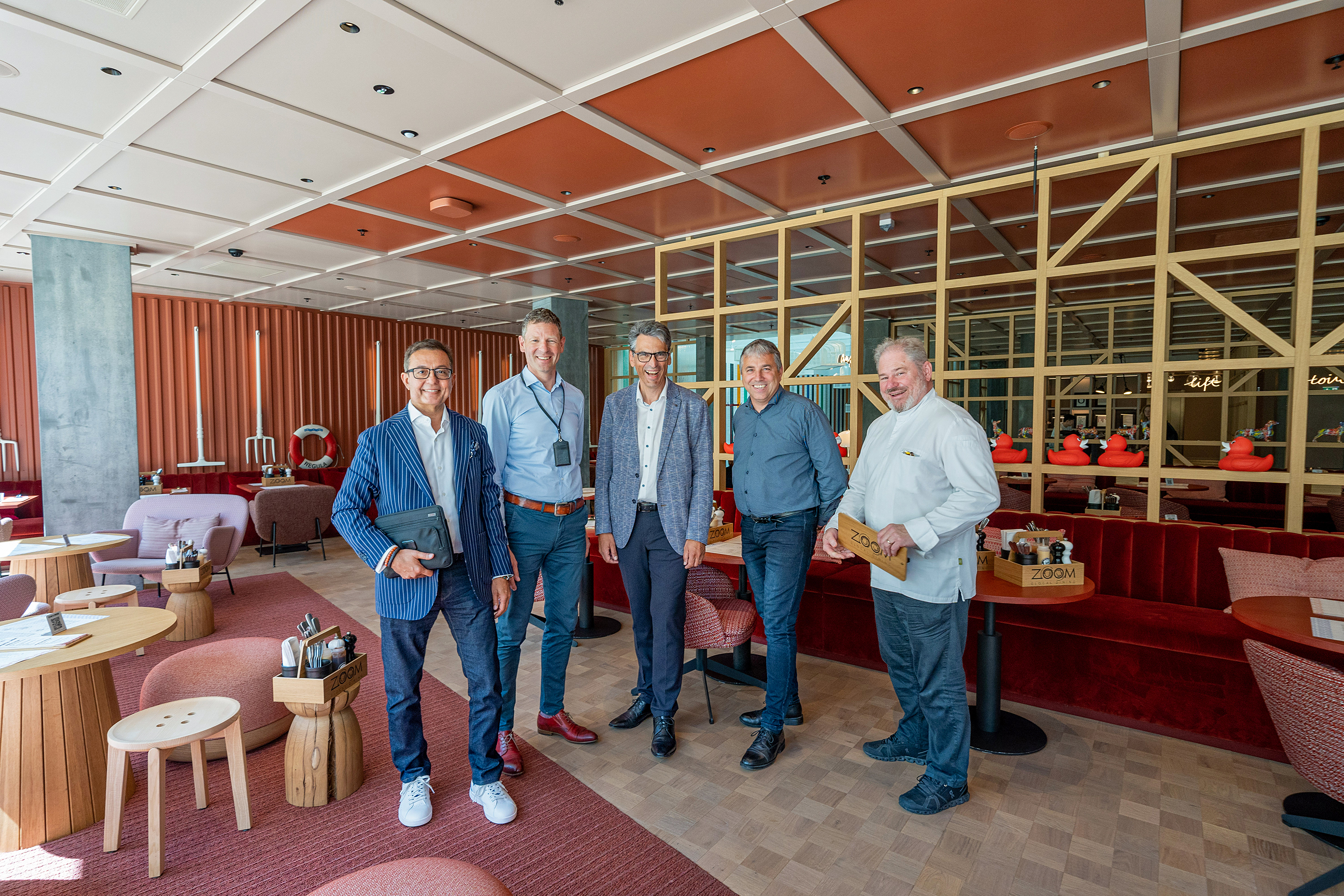 Haben gemeinsam ein Jahrhundertprojekt mitgeschaffen (v.l.): Vinoo André Mehera (Geschäftsführer und Inhaber promaFox), Stefan Feldmann (Head The Circle), Walter Nef (Verkaufsleiter Menu System), Marco Diolaiuti (Gebietsverkaufsleiter Menu System) und Max Burkhalter (Executive Chef Hyatt-Betriebe The Circle).