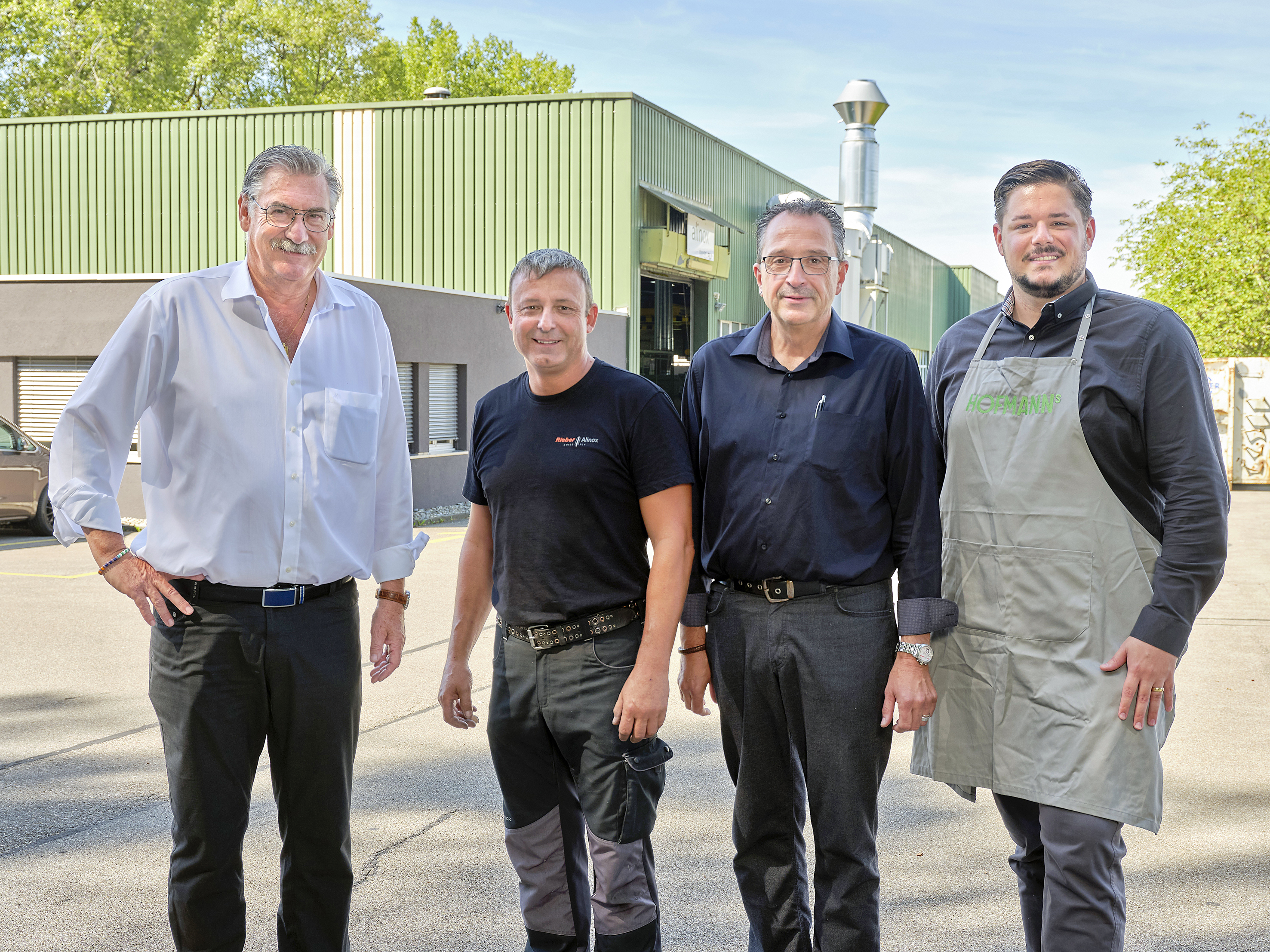 Zusammen bieten Sie ein ausgeklügeltes System, für die schnelle, einfache und gleichzeitig qualitativ hochstehendes Verköstigung der Mitarbeiterverpflegung an. (Von links): Peter Kocher, Geschäftsführer der Rieber Alinox AG mit Rieber Alinox-Betriebsleiter Marcel Mürner und Bruno Ulrich, Systemberater der Rieber Alinox AG, sowie Severin Fuchs, Account Manager bei der Menü-Manufaktur Hofmanns.  