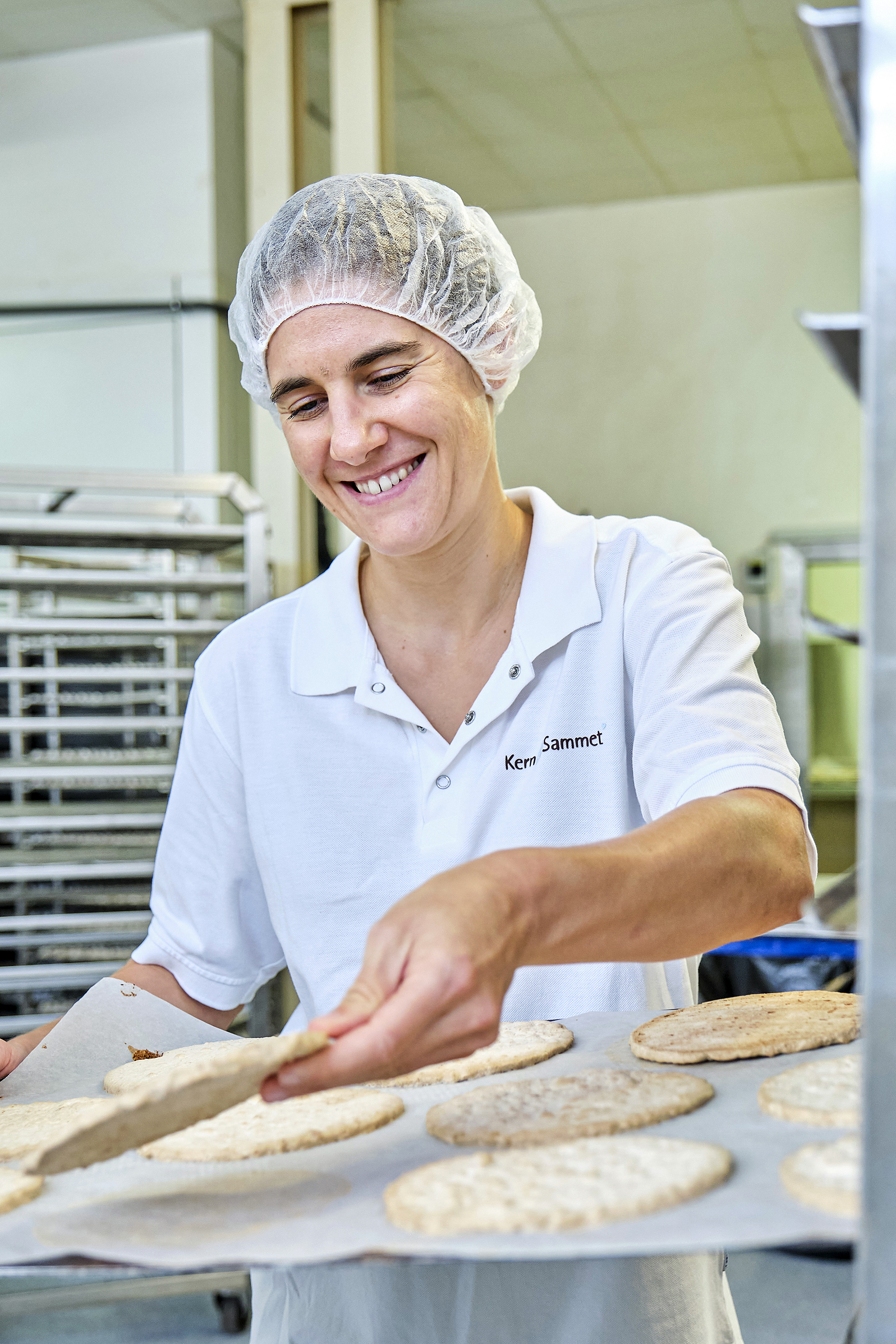 Sorgfältige Handarbeit garantiert den bestmöglichen Geschmack und eine ansprechende Optik: Die Mitarbeitenden von Kern & Sammet stellen an sechs Tagen die Woche eine breite Palette an tiefgefrorenen Backwaren her. Ein vielfältiges Team, bestehend aus jungen und auch teils langjährigen und erfahrenen Fachleuten, sorgt für eine stets hohe und konstante Qualität, die unter anderem von Produktionsleiterin Jolanda Kuster kontrolliert wird.