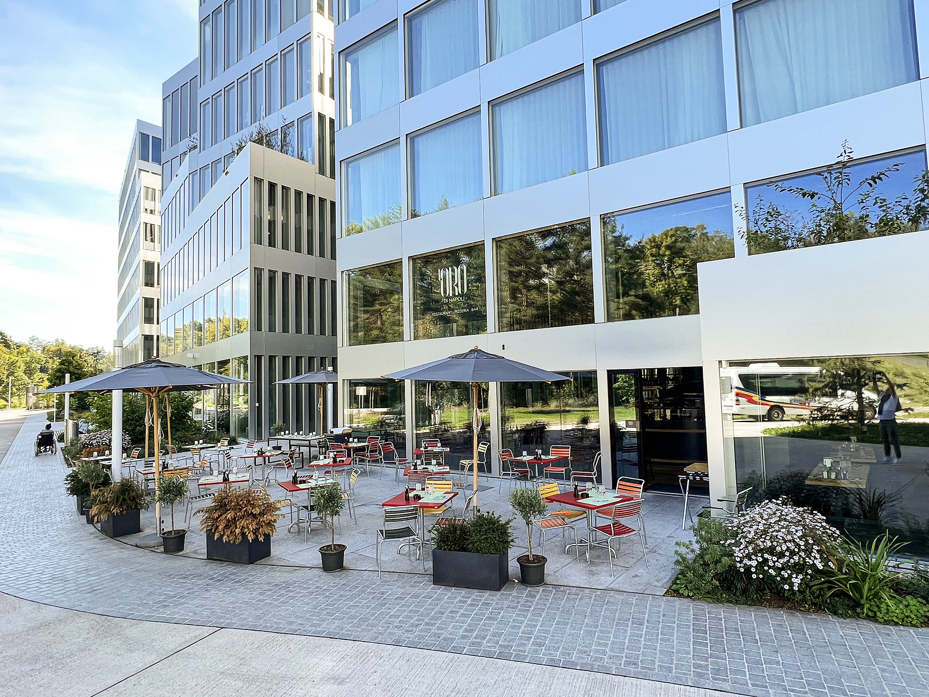 Das L’Oro di Napoli am äusseren Ende von «The Circle» mit direkter Anbindung an den Park Butzenbühl bietet entspannte Ruhe nur wenige Gehminuten von den Flughafenterminals entfernt.