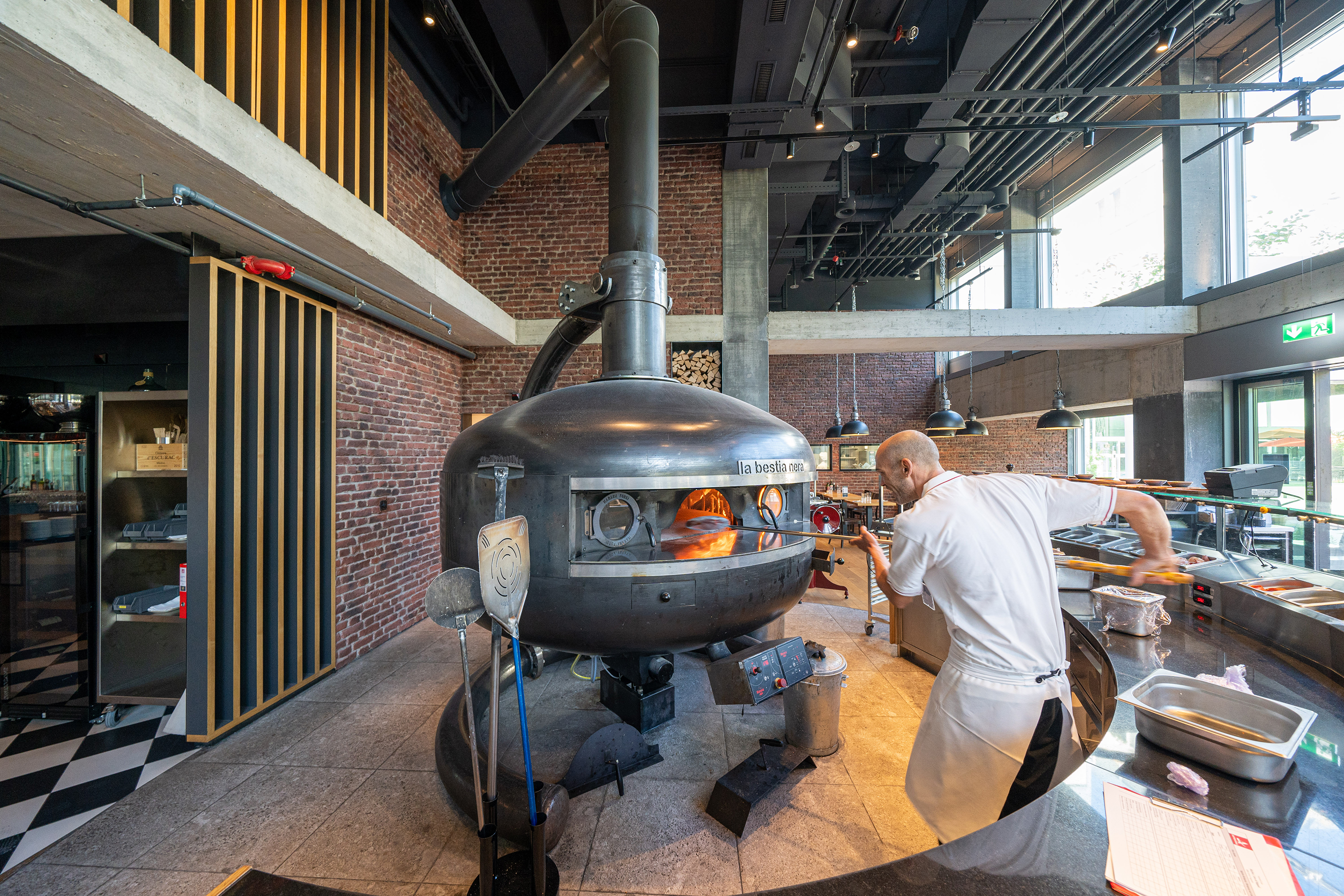 90 Sekunden oder eine Umdrehung auf dem Drehteller – dann ist die Pizza fertig.