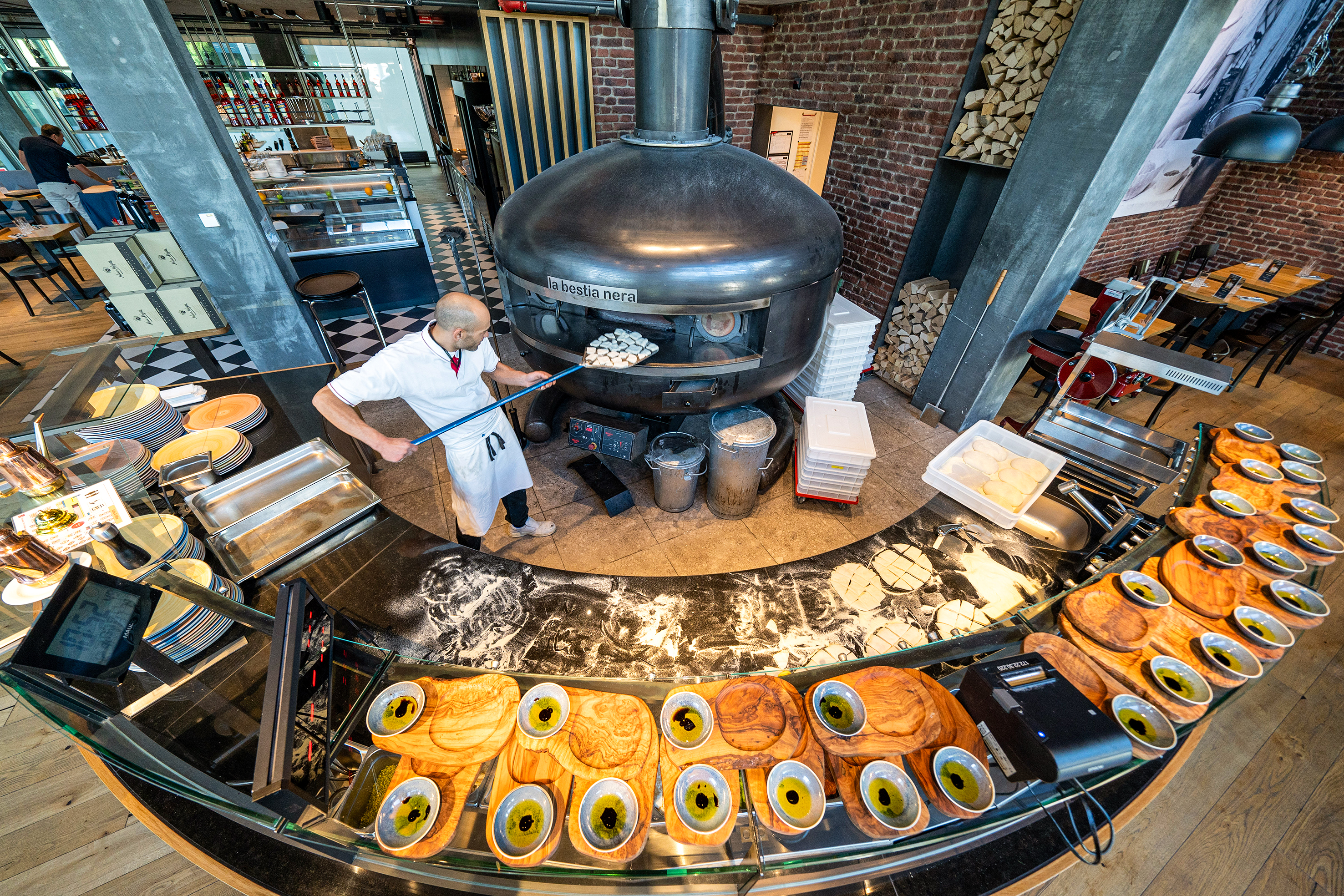 400 Teiglinge produziert der Pizzaiolo täglich und legt viel Herzblut in diese Produktion.