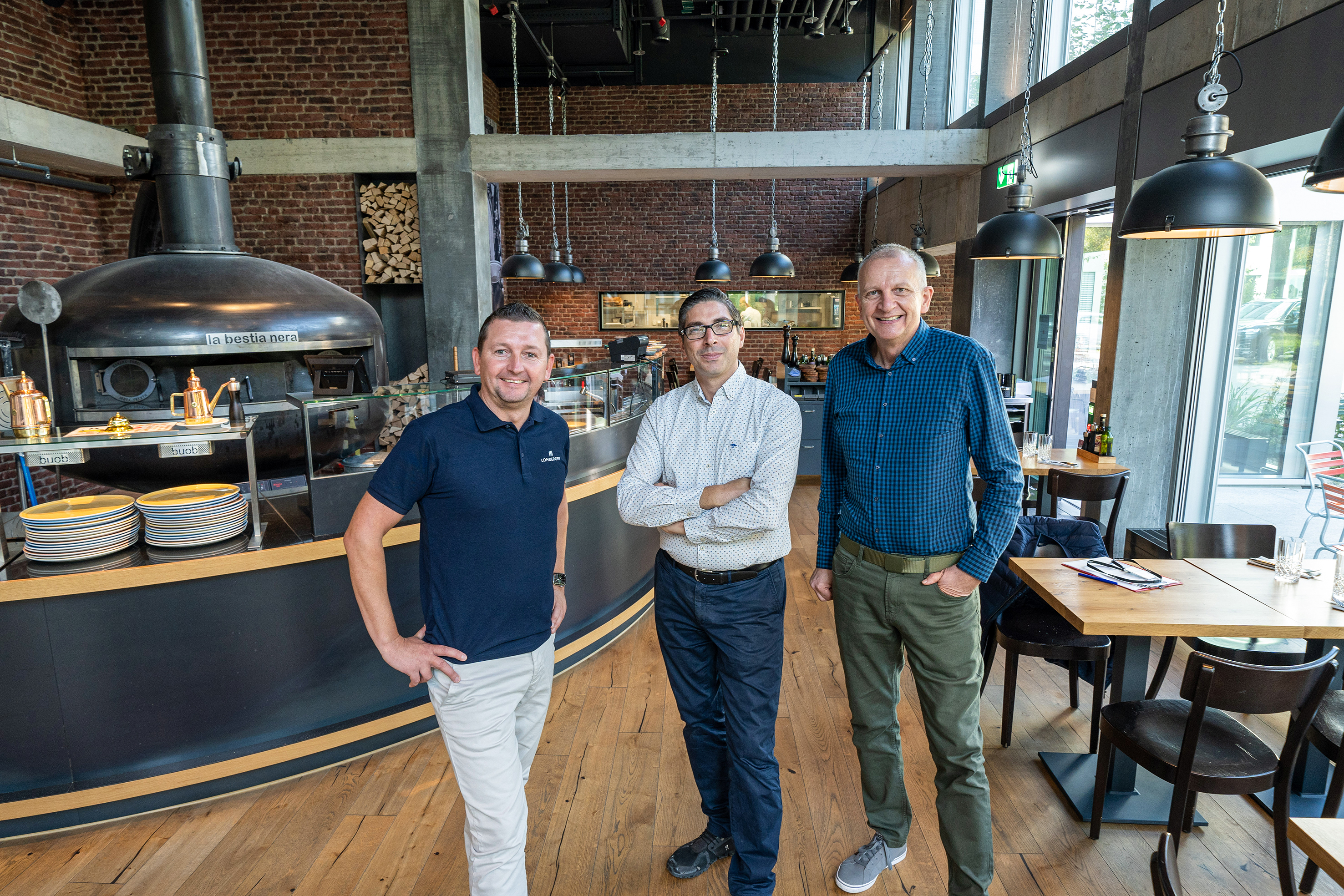 Eine Zusammenarbeit mit Zukunftspotential: Martin Klein, Projektleiter von Lohberger, und Daniel Summermatter von Autogrill nehmen Gastgeber Donato de Ceglia in ihre Mitte.