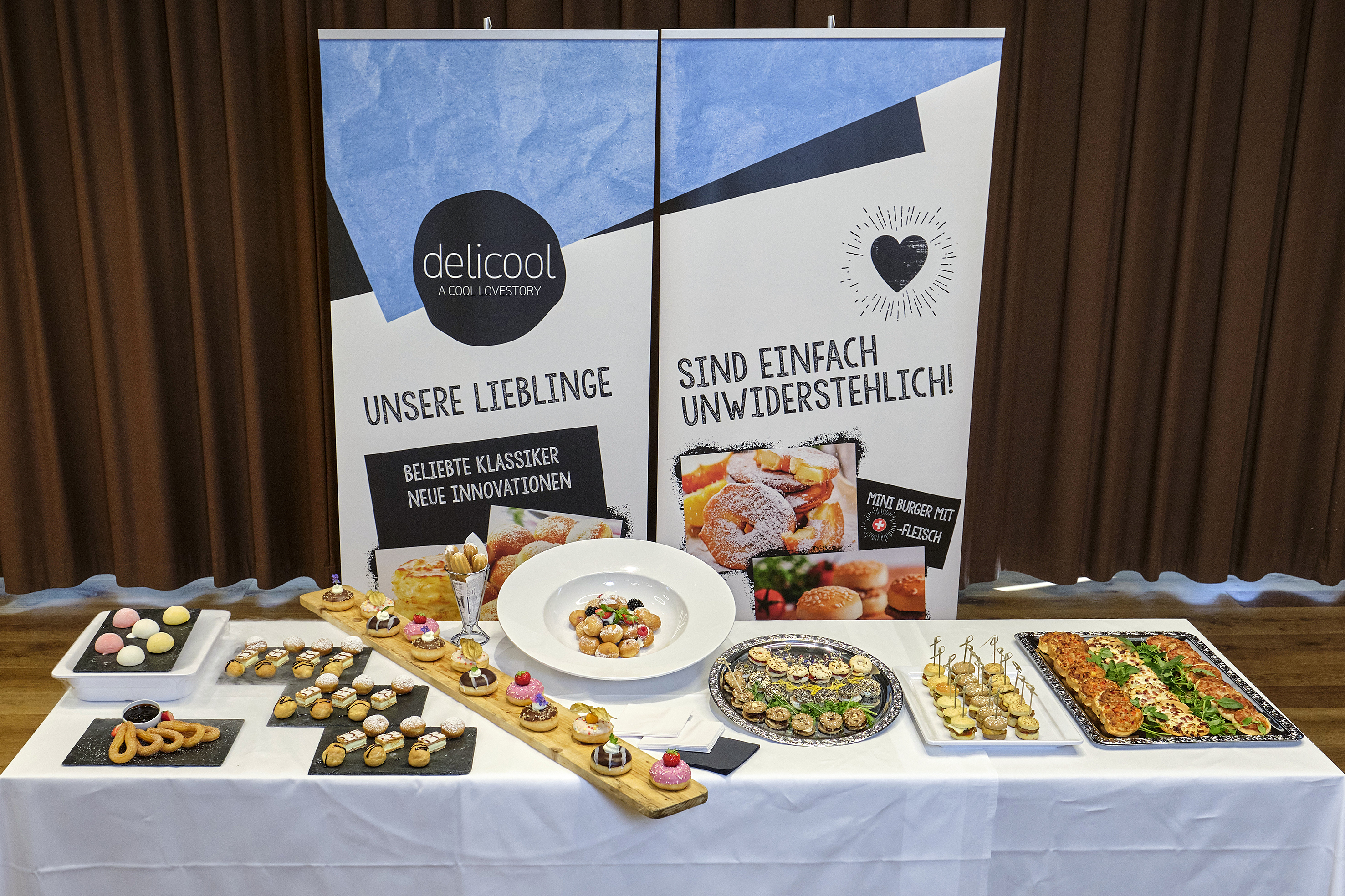 Ein grosses Buffet mit süssen und salzigen Mini-Snacks, aufgebaut in kürzester Zeit.  