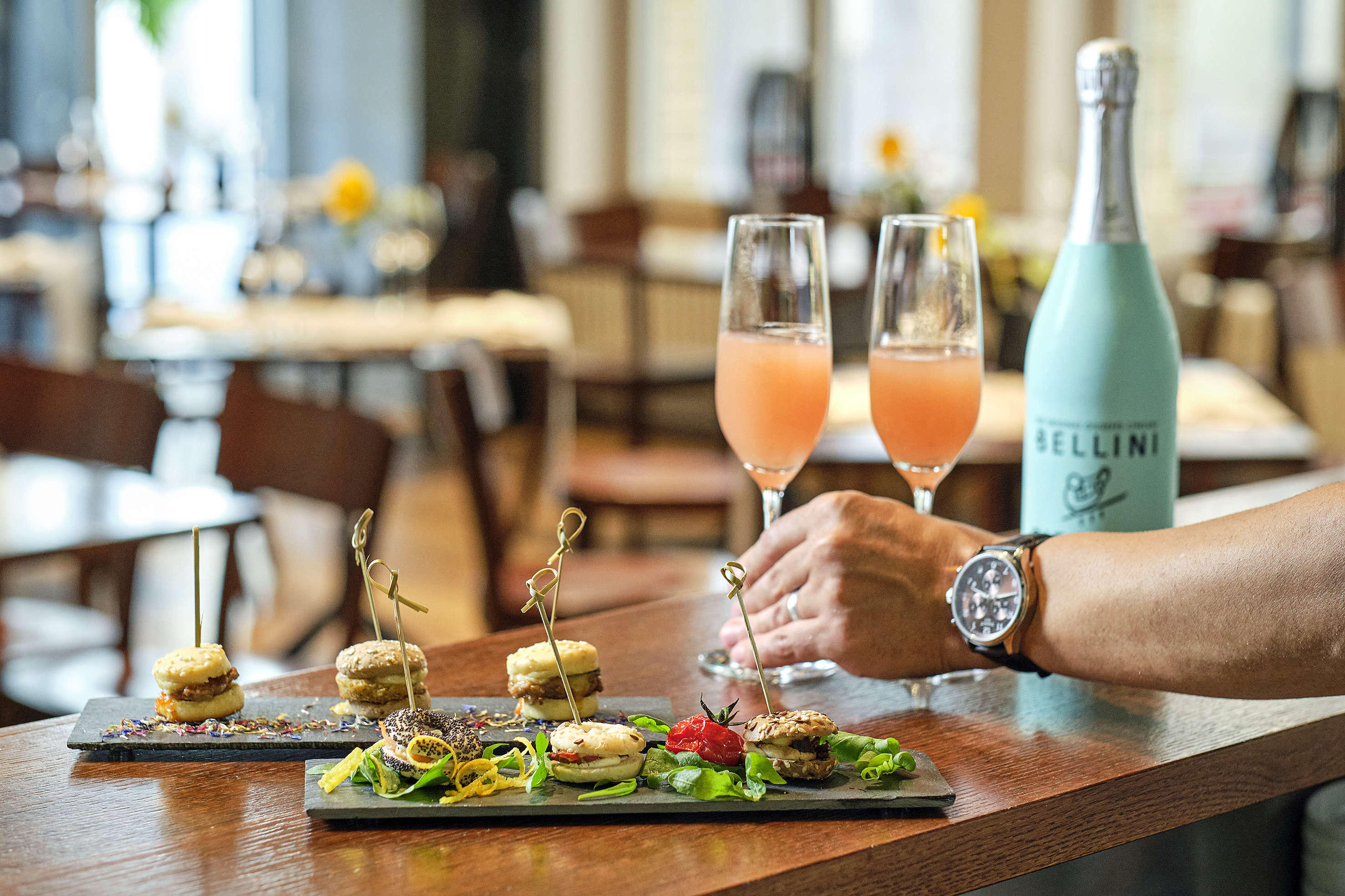 Das kleine Plus zum Apero oder als Vorspeise auf der Karte: die Mini Burger und Mini Bagels machen den kleinen, aber entscheidenden Unterschied, z.B. auch zu einem Cocktail an der Bar.