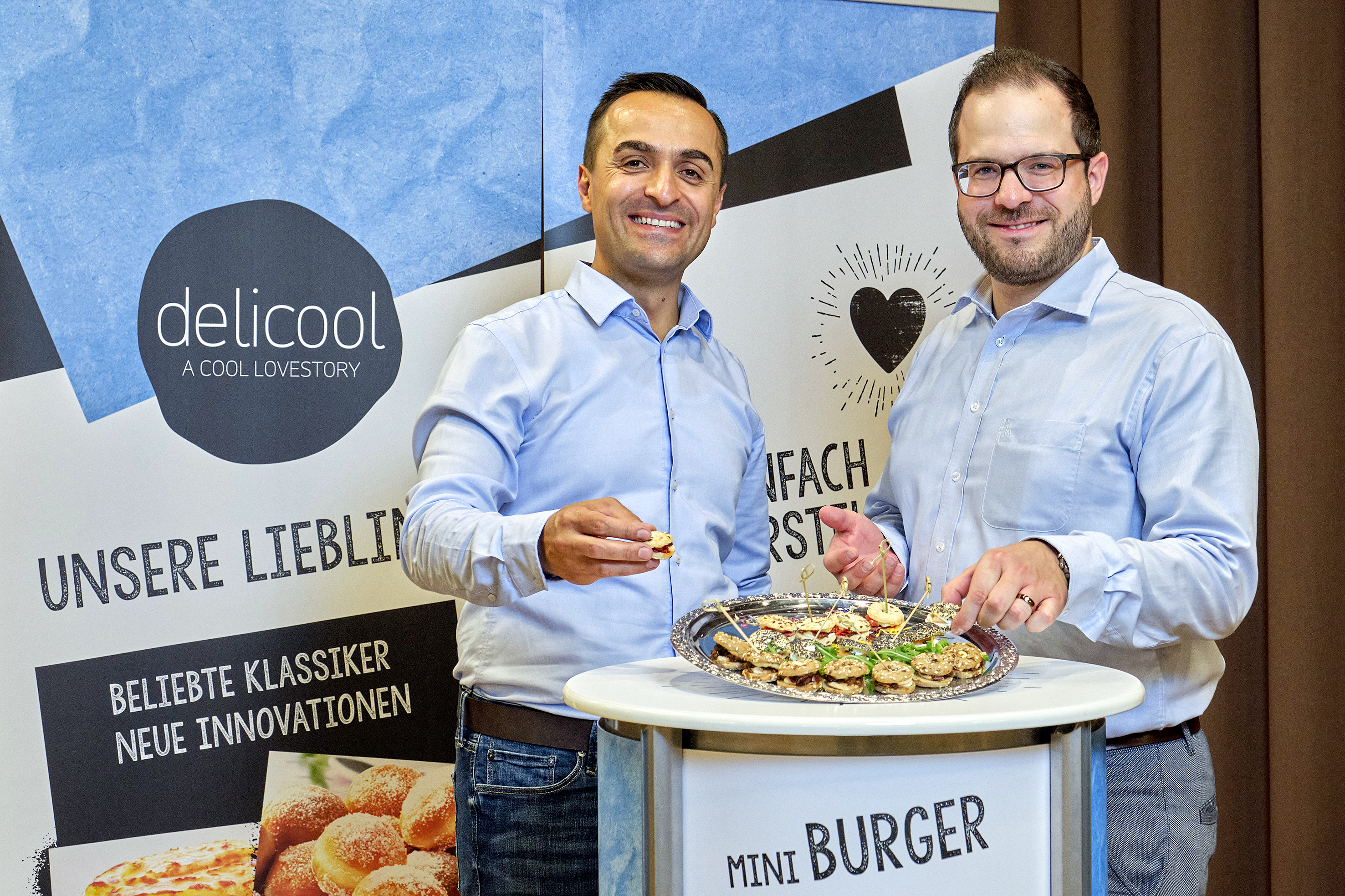 Präsentieren stolz den Neuzugang im Delicool-Sortiment: Donato Capuano (links), Key Account Manager und Thomas Hartmann (rechts), Product Manager der Delico AG, mit den neuen Mini Bagels im Delicool-Sortiment. 