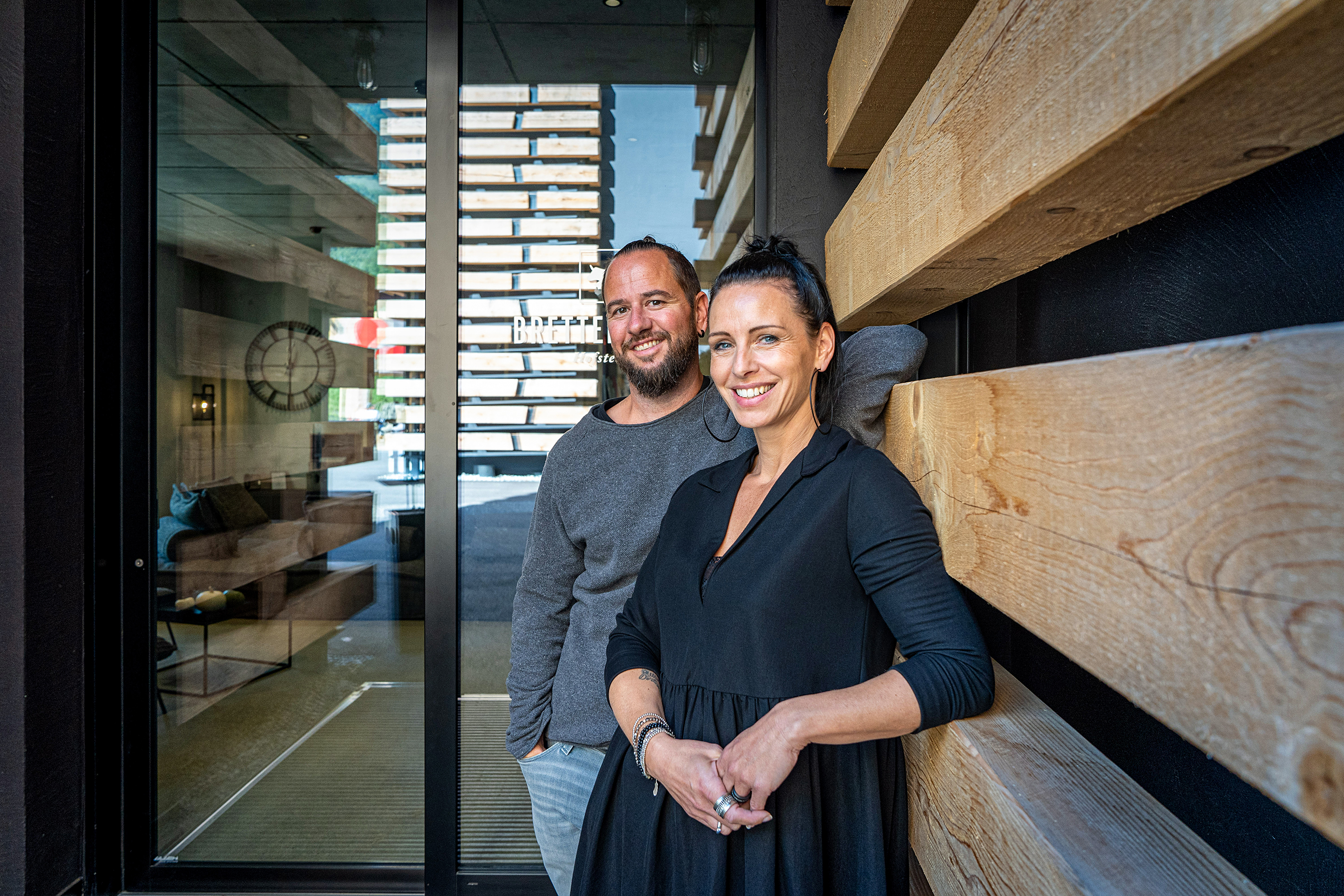 Nach einer schlaflosen Nacht haben sich Brigitte und Marc Trauffer das «Ja» für ihr Bretterhotel gegeben. 