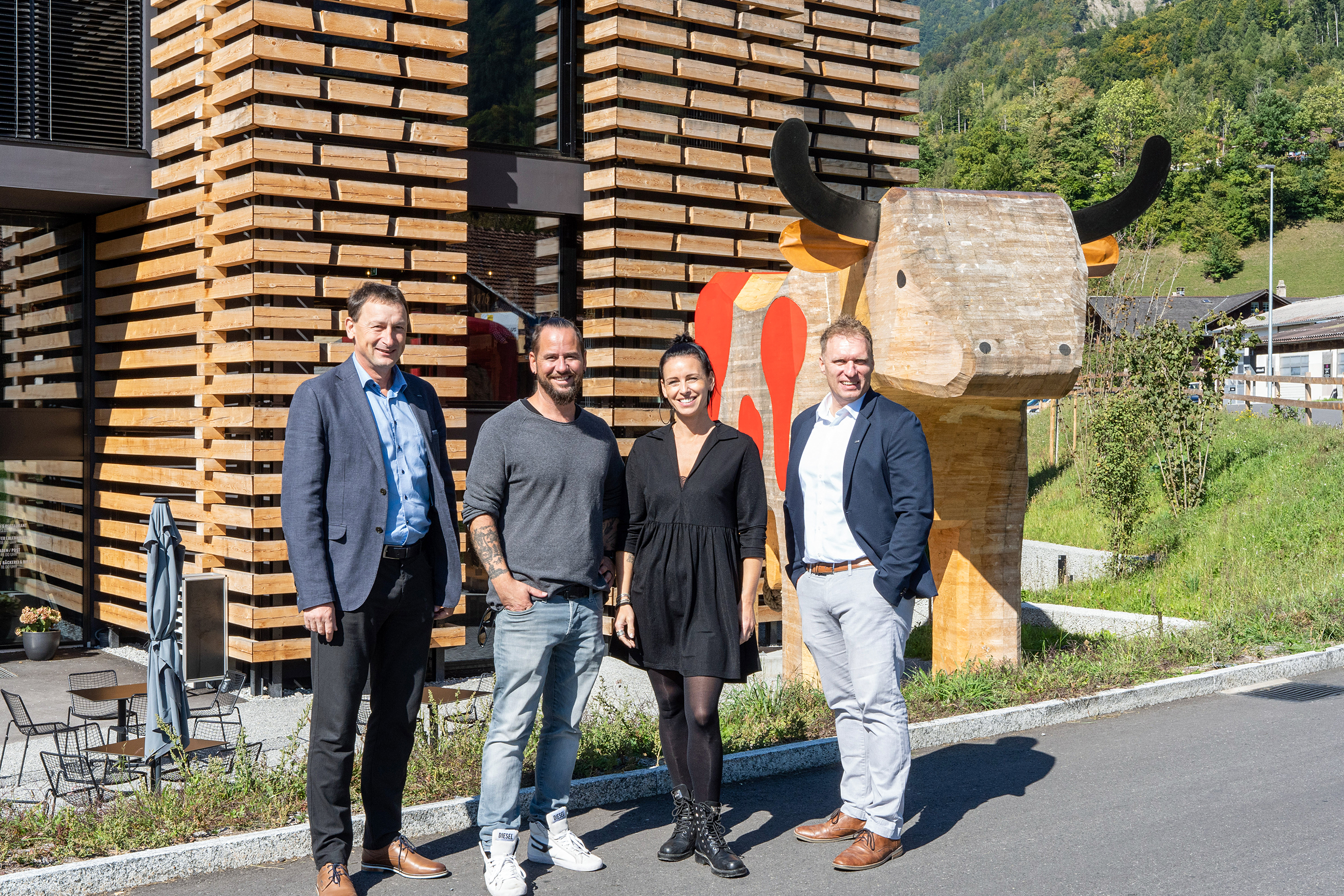 Stehen für eine solide Partnerschaft (v.l.n.r.): Christof Hurni, Verantwortlicher für den Schweizer Markt bei Franke Coffee Systems, Marc und Brigitte Trauffer, Thomas Dreier, Gebietsverkaufsleiter Franke.