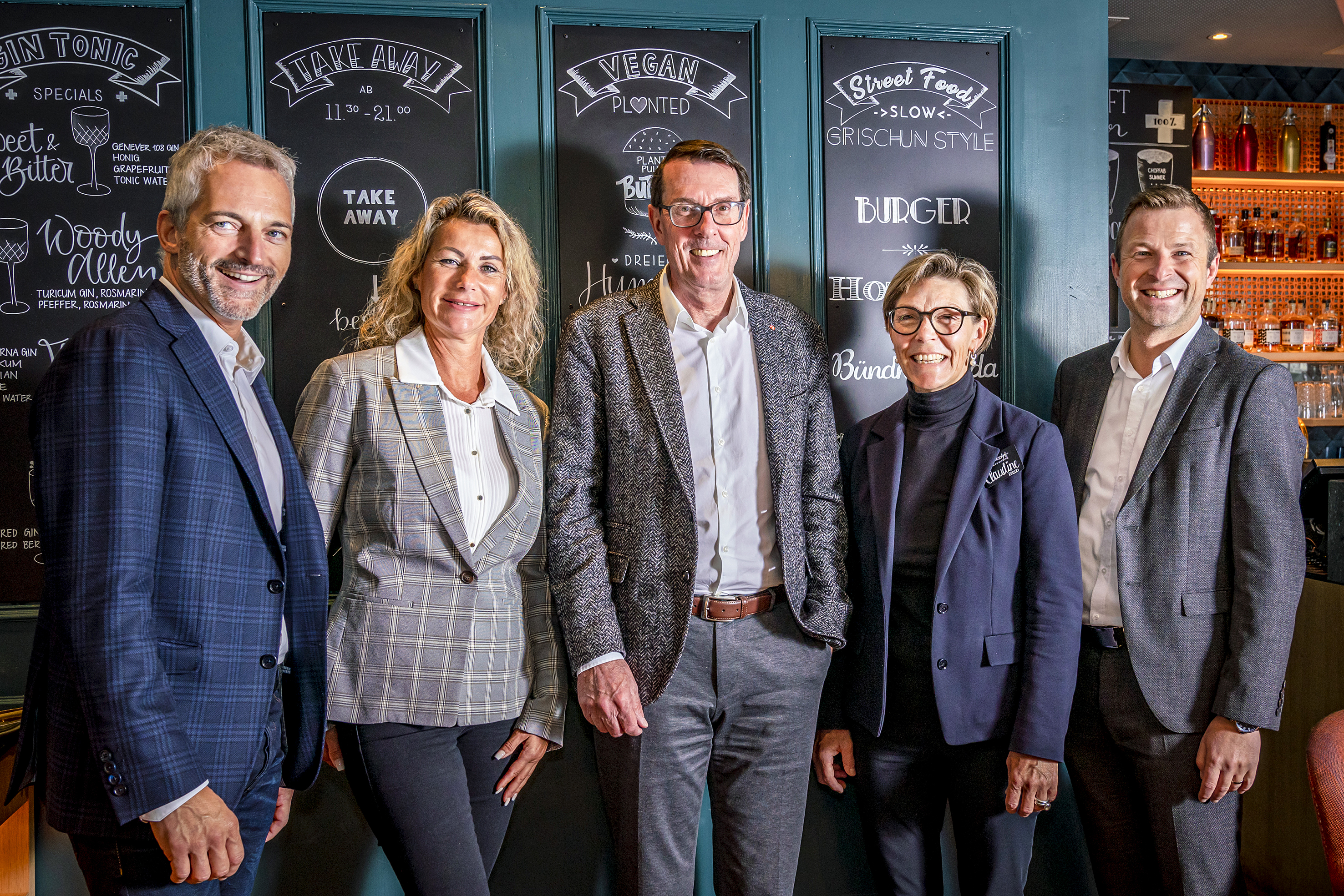 Überzeugt von der Zusammenarbeit (v.l.n.r.): Reto Buser, Key Account Chemie, und Maria-Grazia Politano, Assistentin der Geschäftsleitung Meiko (Suisse) AG, Andreas und Claudia Züllig, Direktor Christian Zinn, Hotel Schweizerhof.