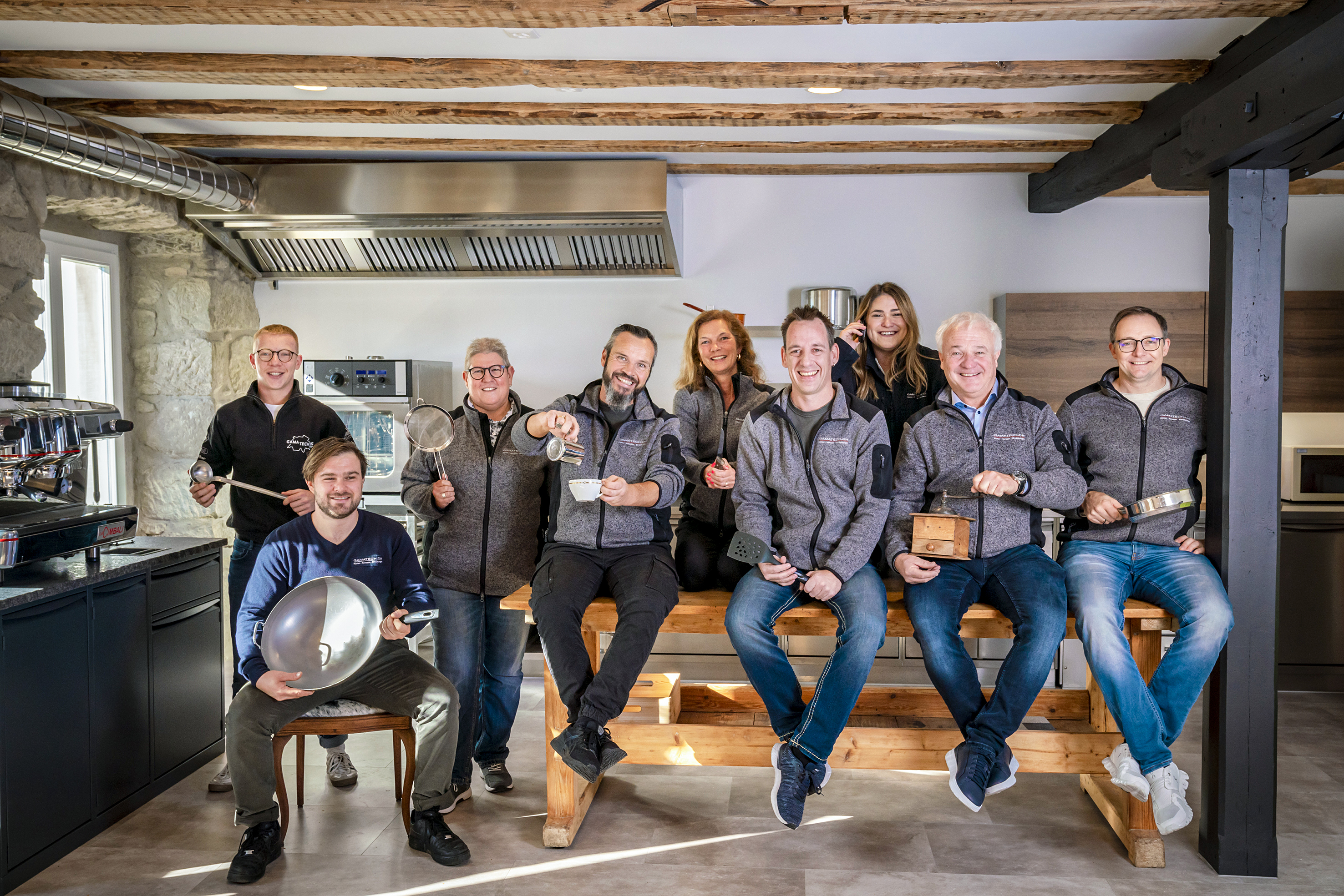 Das Gamatech-Team freut sich über den neuen Aufenthaltsraum (v.l.n.r.): Nicolas Müller, Janik Kunz, Bea Gantenbein, Harry Greuter, Barbara Kunz, Sven Jost, Kim-Linda Kunz, Christian Kunz, Marcel Capraro (nicht auf dem Bild: Biljal Selimi).