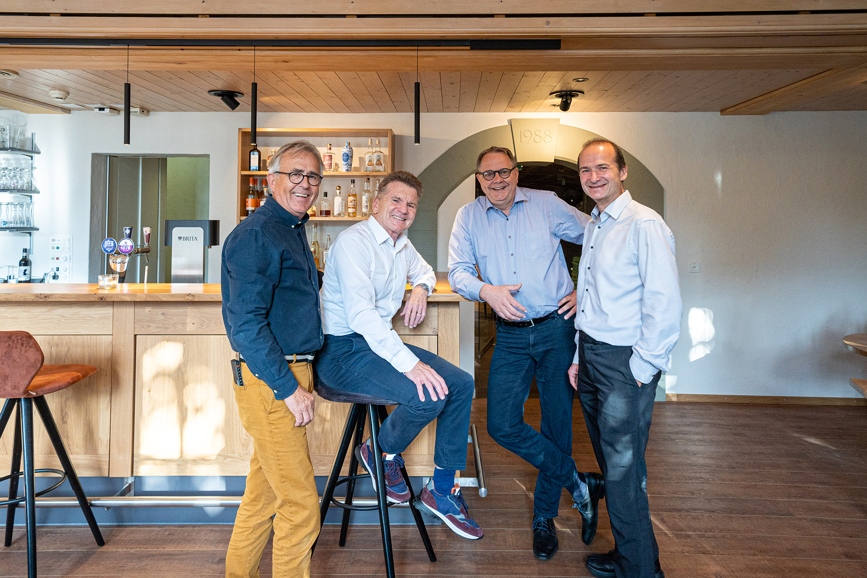 Eine Zusammenarbeit, die auf Vertrauen basiert und nach einer Fortsetzung verlangt: Hans-Ulrich Müller (2.v.l.) und Ivo Sonderegger (r.) mit Hans Brönnimann und Raymond Zürcher, Geschäftsinhaber der Gschwend AG Gastro-Bau.