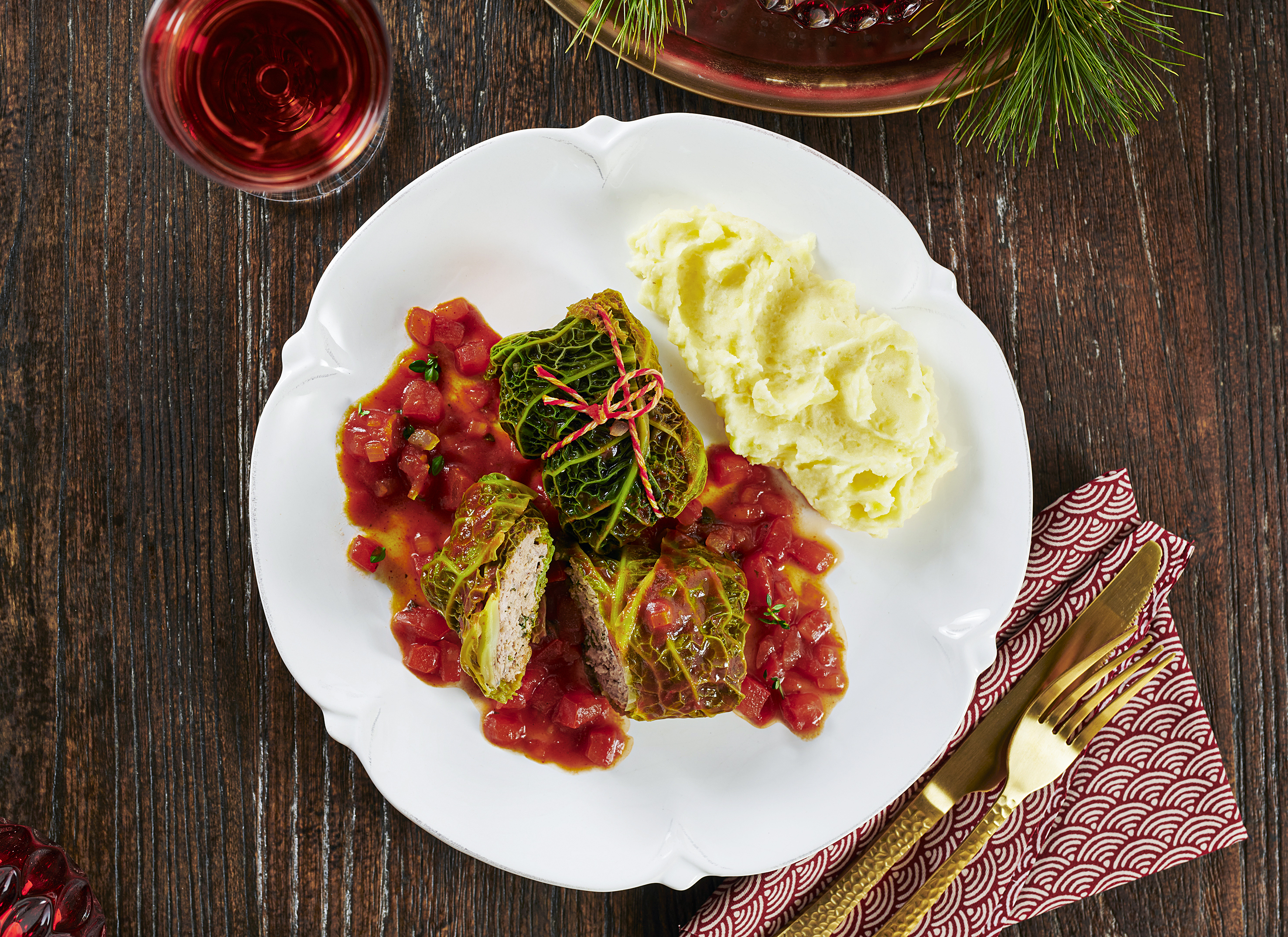 Wirsingroulade mit Tomaten-Lebkuchensauce sorgt für eine Geschmacksexplosion. Dank dem Zusatz der natürlich gebrauten Sojasauce erhält das Hackfleisch in Kombination mit dem Wirsing eine besondere Note, während ein Hauch von Lebkuchengewürz für eine Überraschung sorgt. 