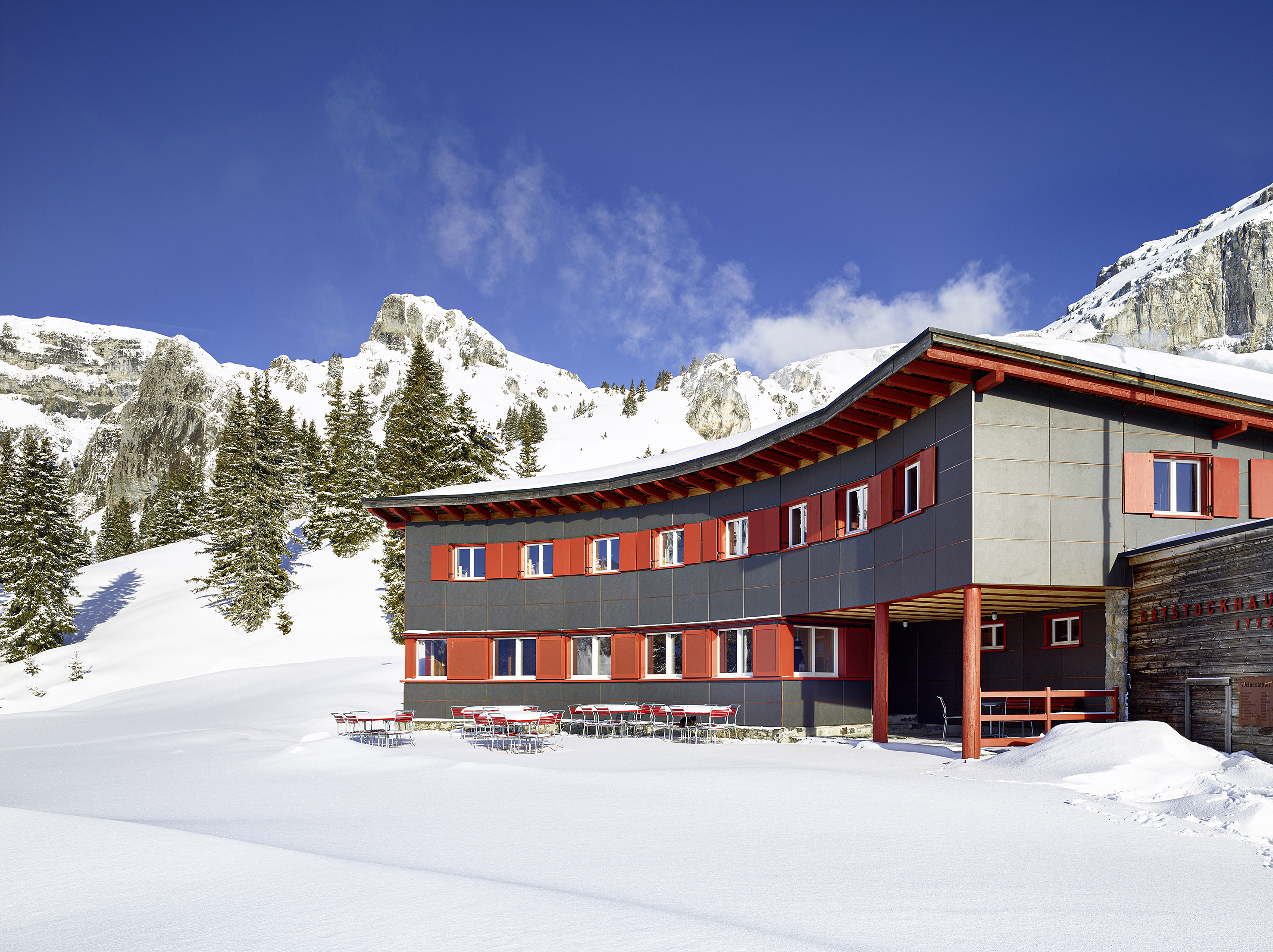 Das Ortstockhaus in Braunwald wurde 1931 vom Glarner Architekten Hans Leuzinger realisiert. 