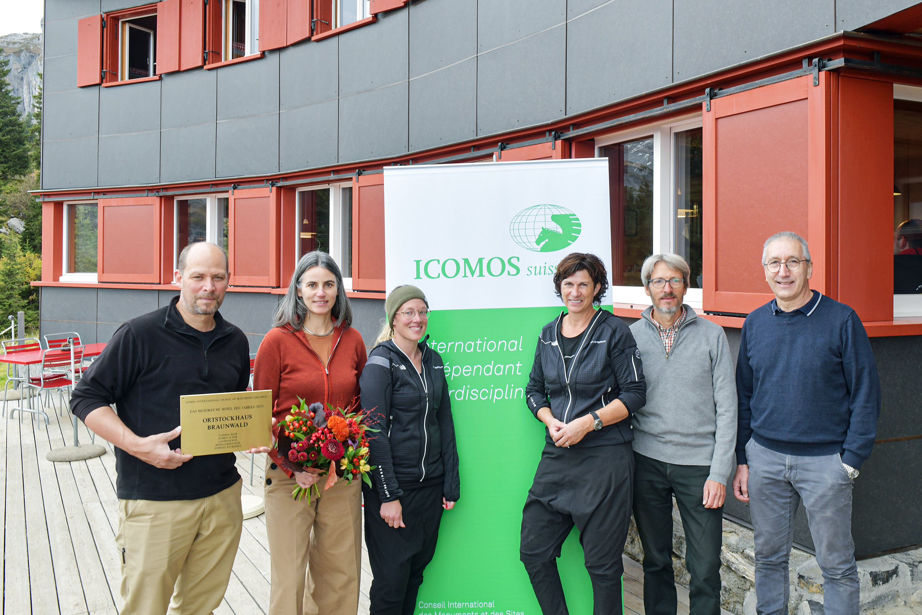 Von links: David Burkhard & Marion Steiger (Eigentümer), Sabrina Herger-Ronner & Gaby Hofmann-Ronner (Betreiberinnen), Moritz Flury-Rova (Jurypräsident), Niklaus Ledergerber (Präsident ICOMOS).