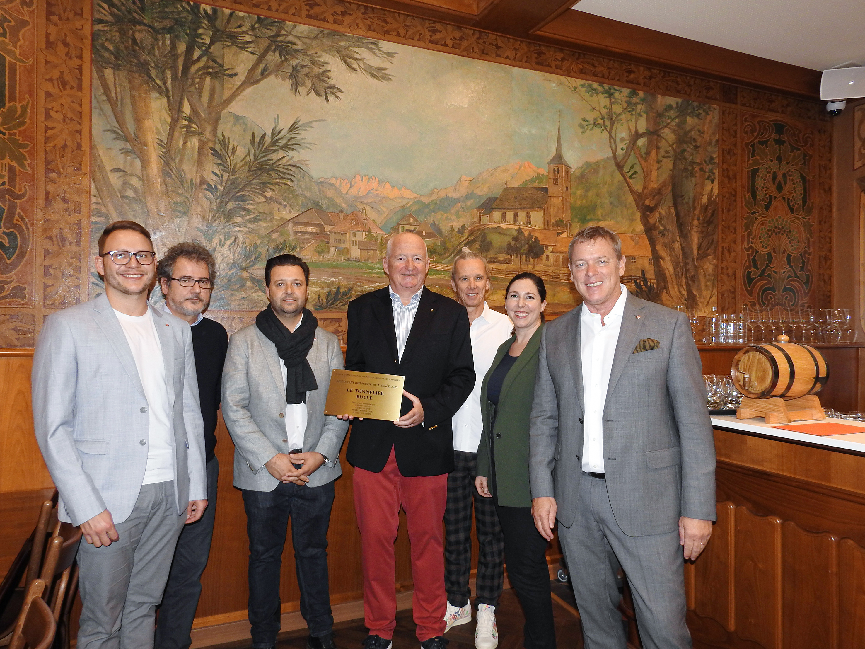 V.l.n.r.: Vinzenz Van Den Berg (Communications Manager Hotelleriesuisse), Franz Graf (Jurymitglied Icomos), Carlos Tenera (Küchenchef und Direktor Le Tonnelier), George Prost (associé Le Tonnelier), Olivier Perler (associé Le Tonnelier), Annika Grünig (responsable Marketing pour gastronomie et hébergement Suisse Tourisme) und Casimir Platzer, Präsident GastroSuisse.
