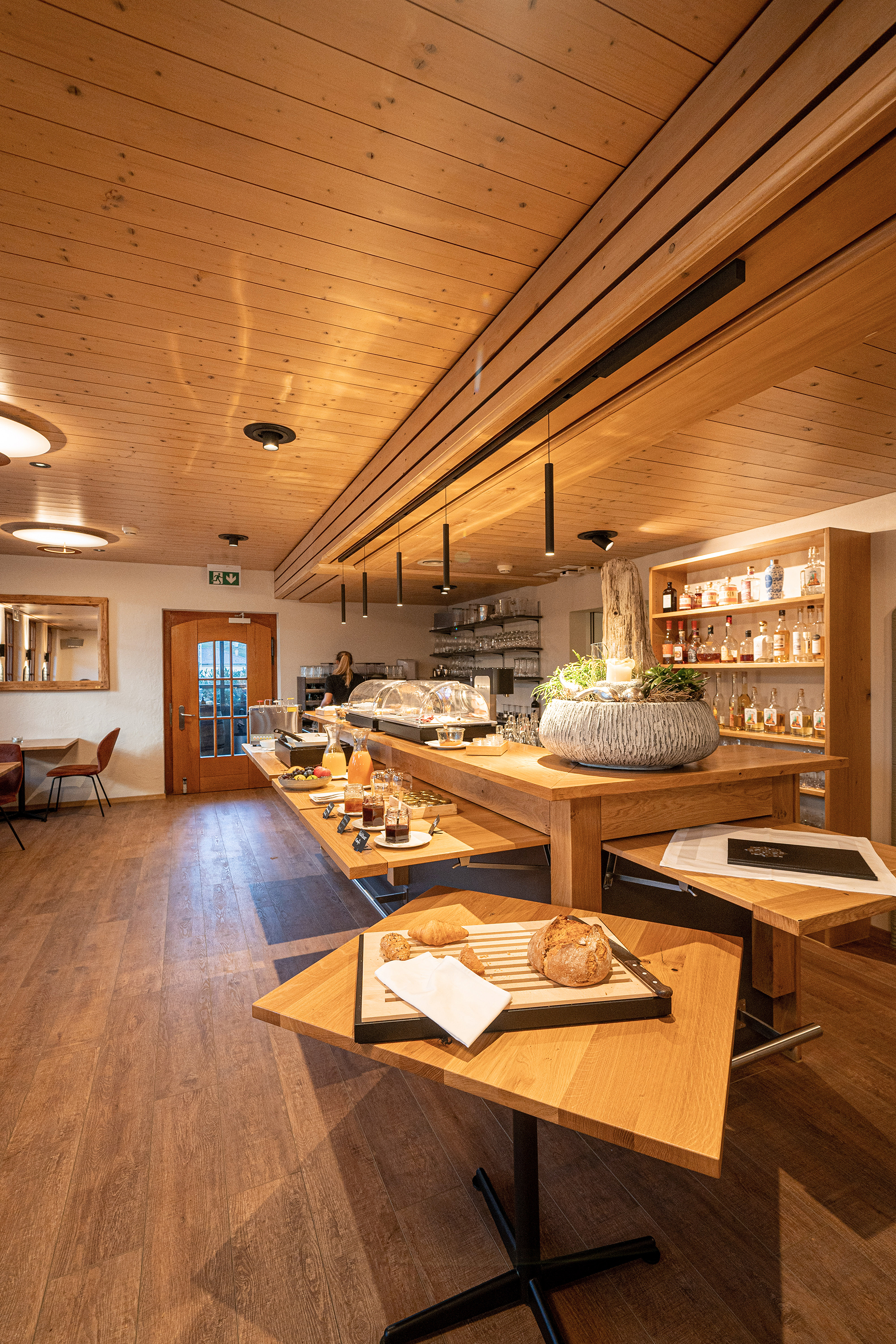 Früher wurde das Frühstücksbuffet im oberen Bereich angerichtet, jetzt kann es in der Gaststube stattfinden.