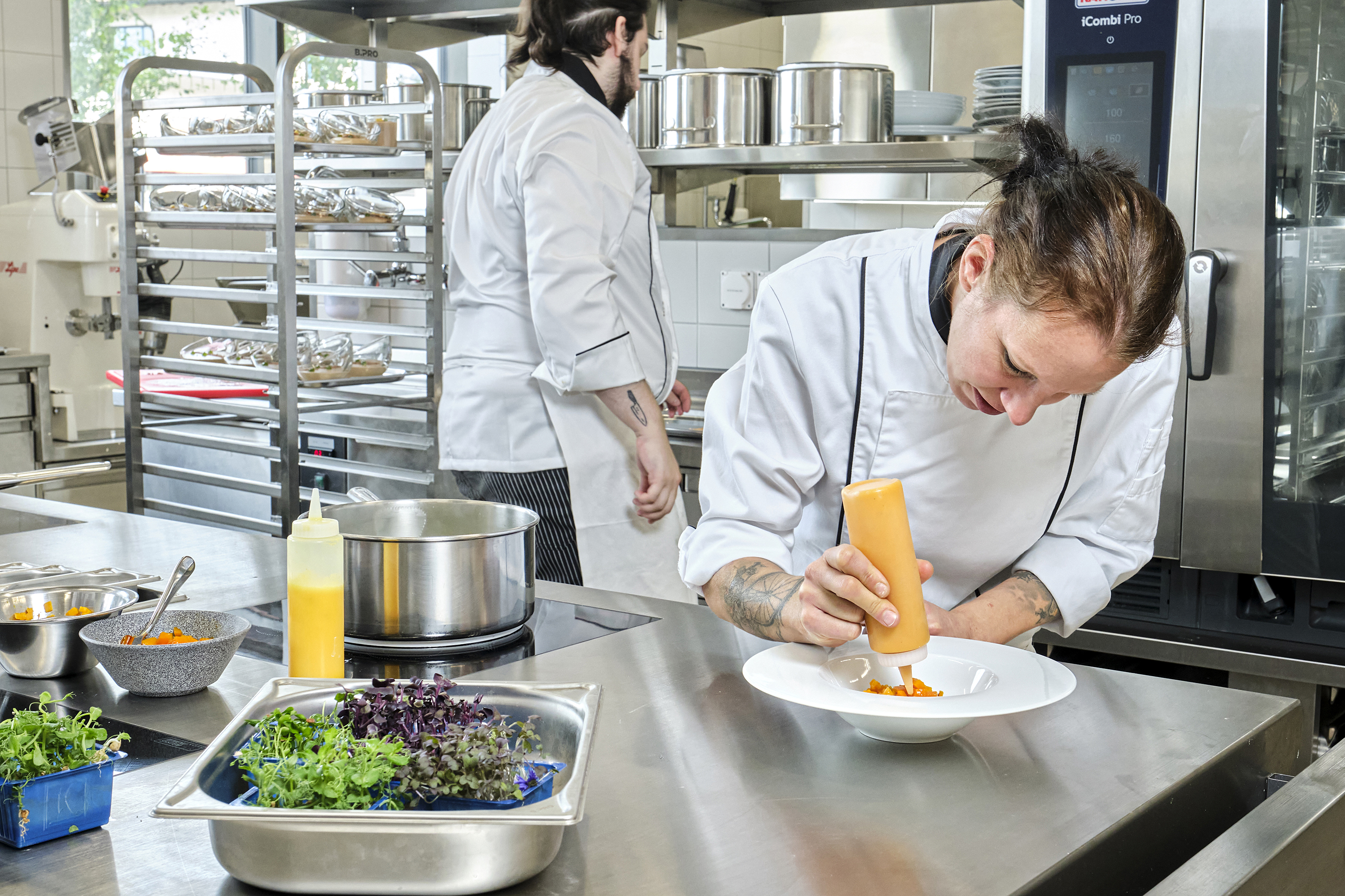 Preisgekrönt: Nathi Hänni ist Leiterin Gemeinschaftsgastronomie mit eidg. Diplom sowie Chef- und Diätköchin und seit sechs Jahren bei der Senevita. Mit der Teilnahme an Kochwettbewerben lebt sie ihr kreatives Talent auf vielfältige Weise aus.