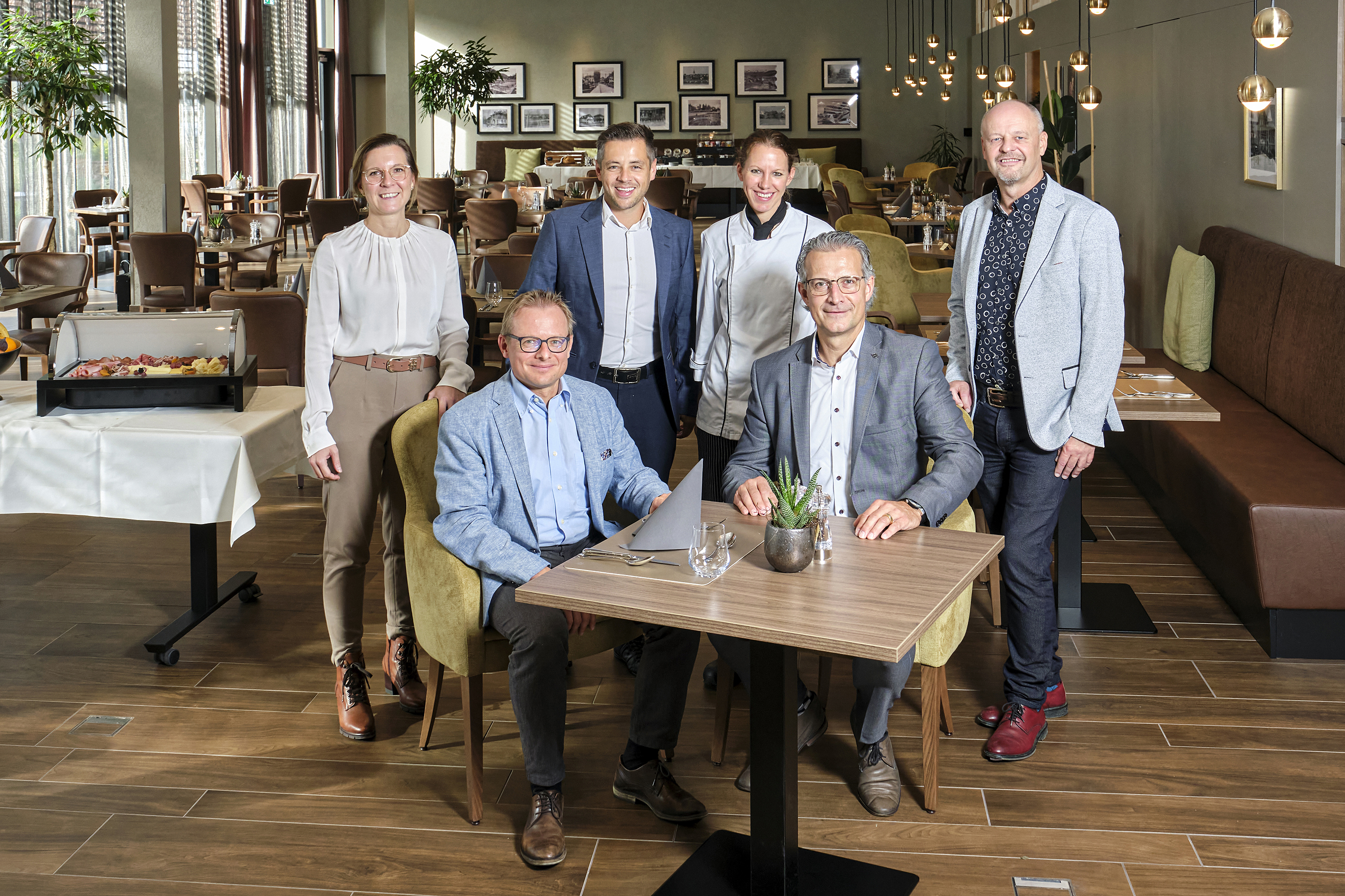 Eine langjährige Zusammenarbeit, die funktioniert: Sarah Weishaupt, Geschäftsführerin Senevita Dorfmatt, Michael Fleischhacker, F&B-Direktor der Senevita Gruppe, Roman Josi, Leiter Hotellerie, und Nathi Hänni, Chef- und Diätköchin im Senevita Dorfmatt, mit René Trösch, Geschäftsführer, und Walter Schenk, Verkaufsberater der Porzellanfabrik Langenthal (v.l.).