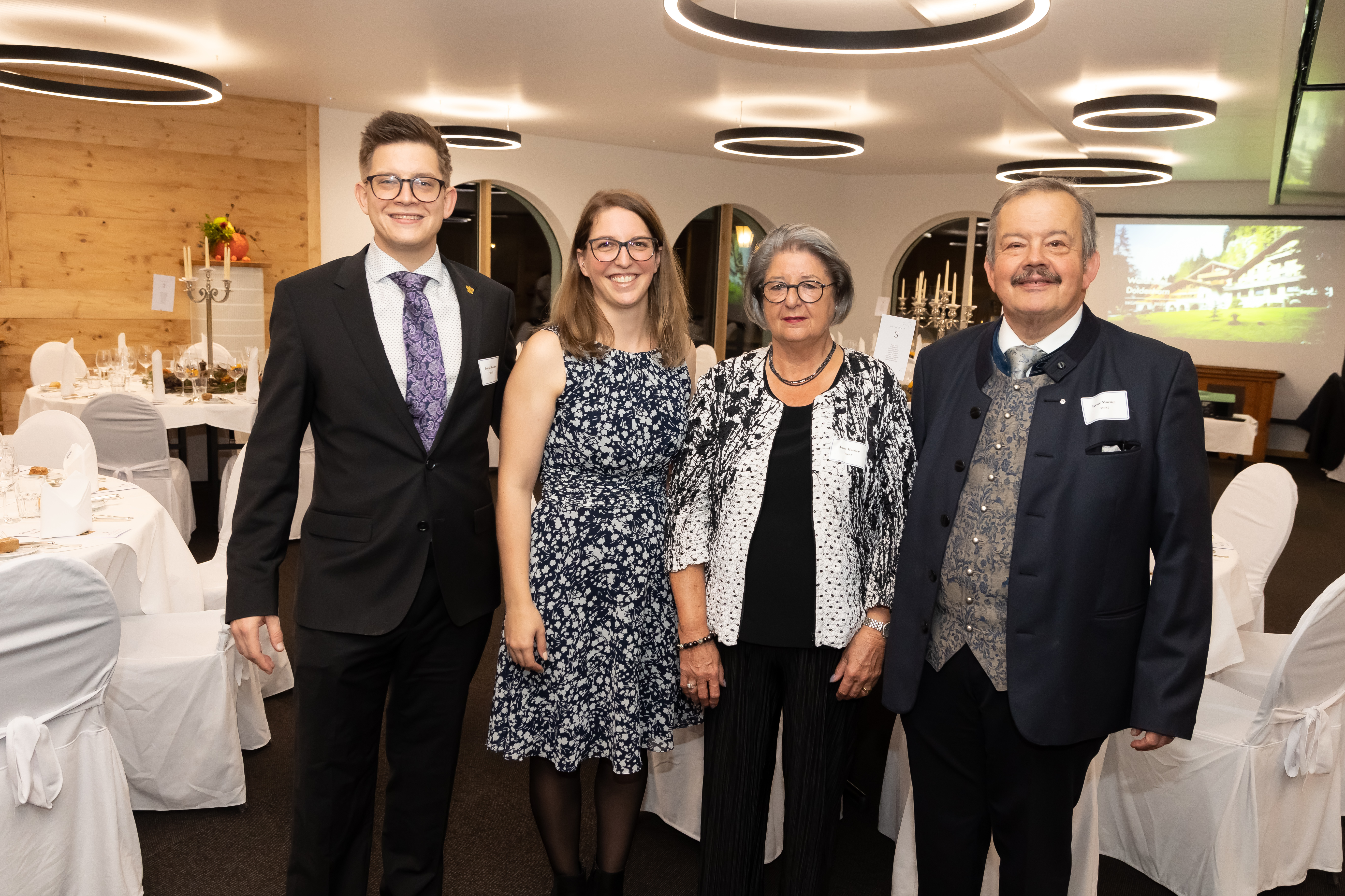 Patric Maeder, Rilana Meyer, Anne und René-François Maeder in den neuen Räumlichkeiten. Dieser Anbau ist ideal für Tagungen, Kongresse oder Feierlichkeiten.