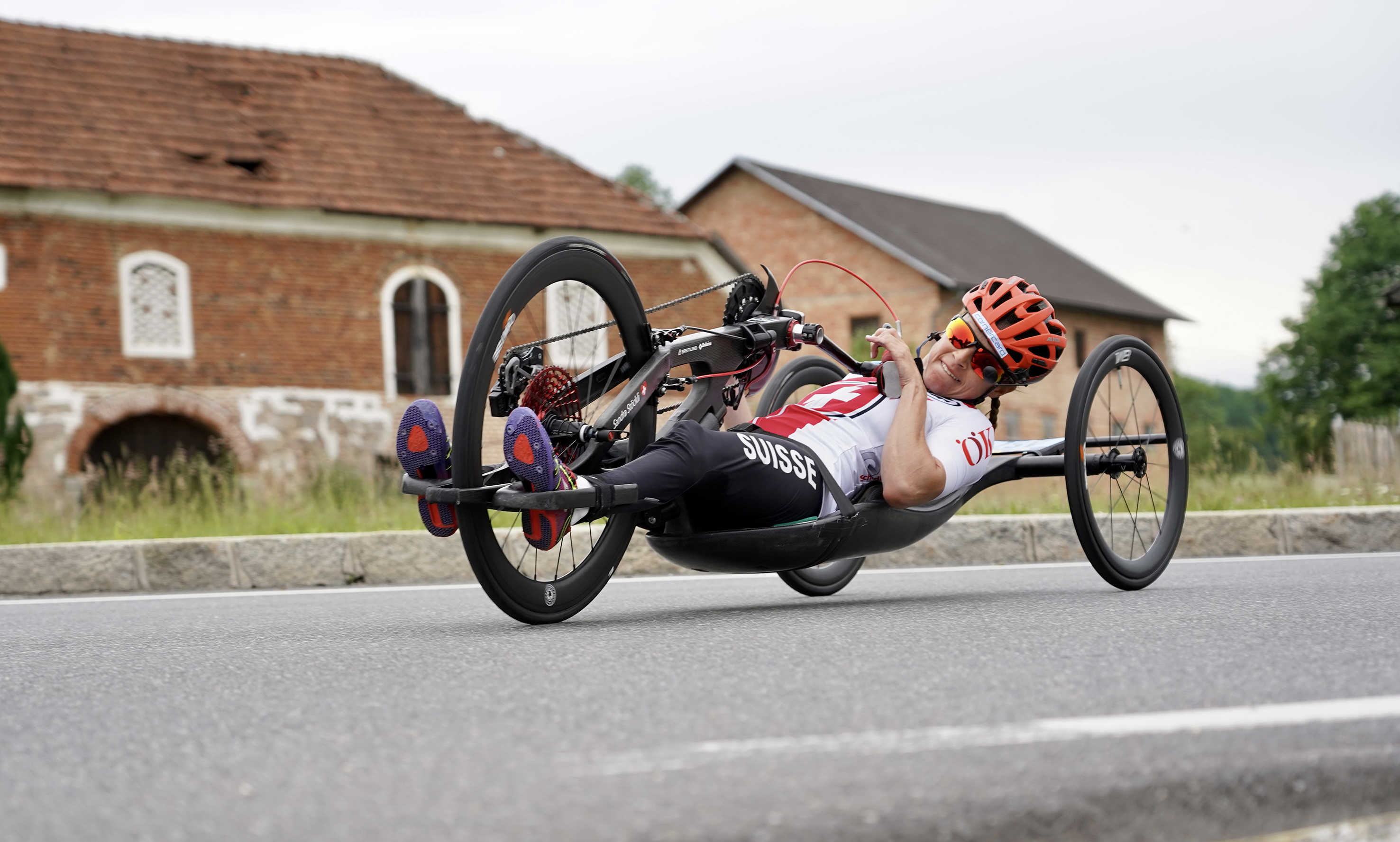 Als Gesamtweltcupsiegerin ist Sandra Stöckli inzwischen an der Weltspitze angelangt. Sie trainiert mit den besten Männern der Schweiz, beispielsweise mit Elite-Handbike-Athlet Fabian Recher. «Ich musste durchbeissen, um an ihm dranzubleiben, aber diese Trainings haben mich erst so richtig stark gemacht.»