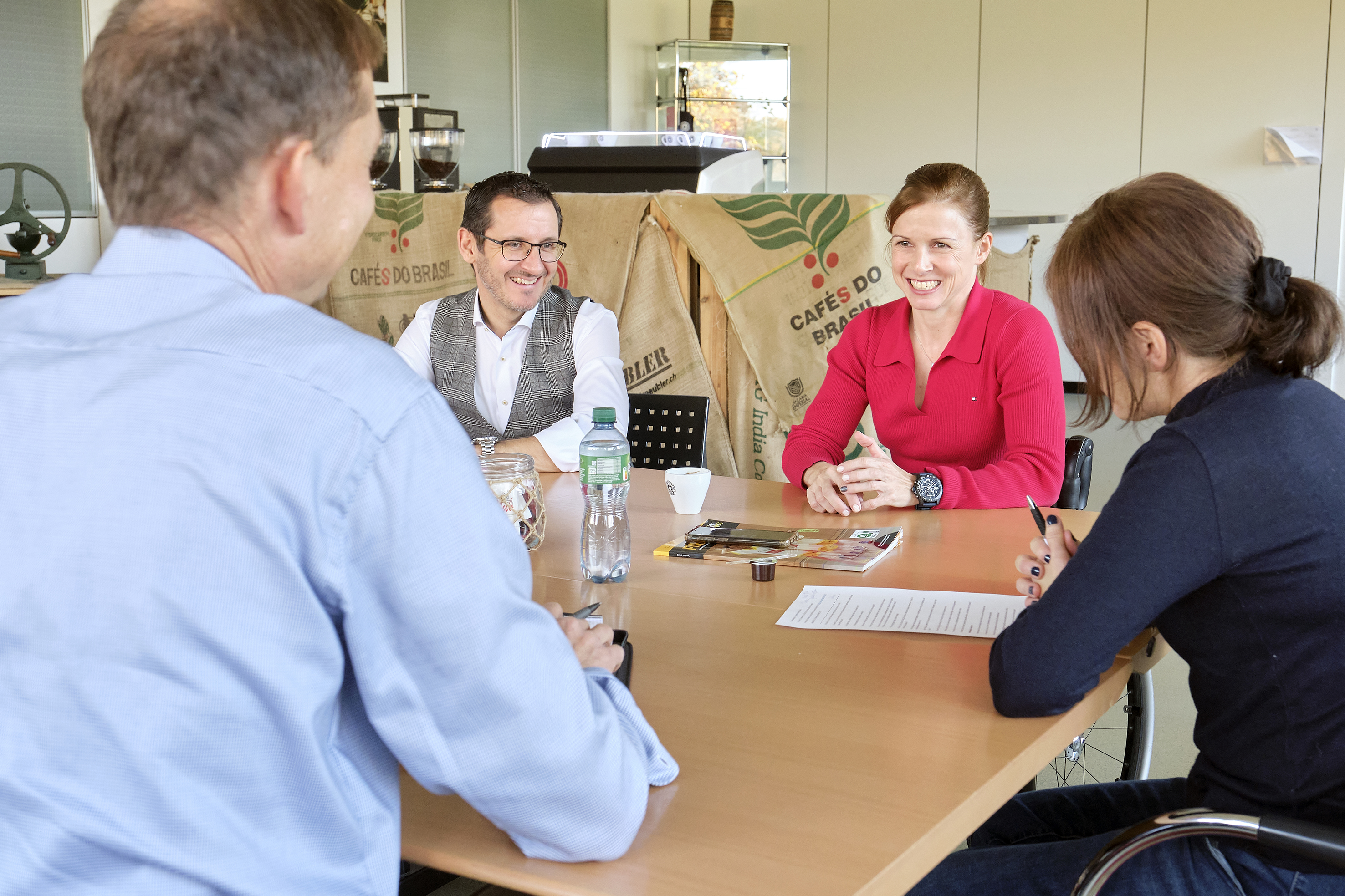 Im Interview mit GOURMET sprechen Sandra Stöckli und Reto Burri über ihr virtuelles Wintertraining, das beide im stillen Kämmerlein absolvieren: Auf smarten Rollen spüren sie die Topographie vom Widerstand her, während der Bildschirm die dazu passenden Bilder liefert. 