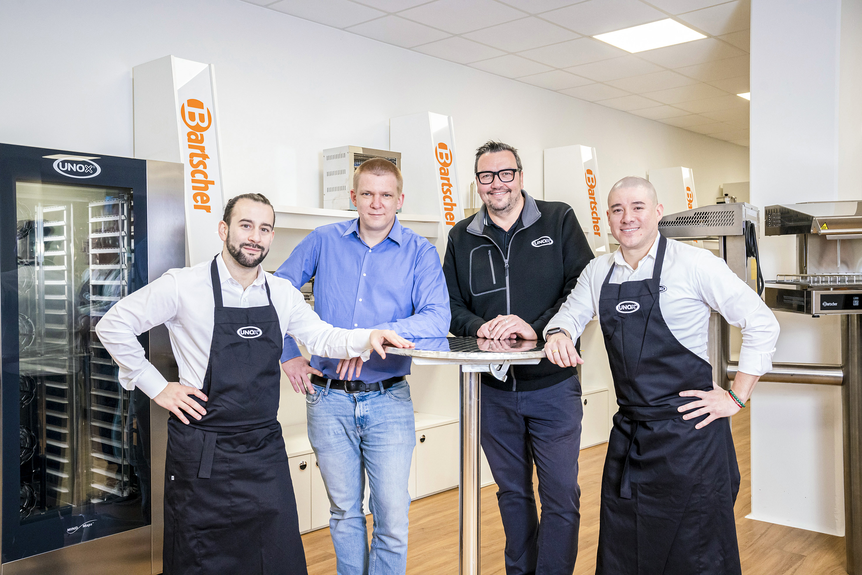 Wollen gemeinsam den Schweizer Markt revolutionieren: Die beiden Unox-Fachleute Nicolas Forte (links) und Augusto Sala (rechts) mit Bartscher AG-Geschäftsleiter Sergio Lämmler (Zweiter von links) und dessen Unox-Markenverantwortlichem Alex Freiburghaus.