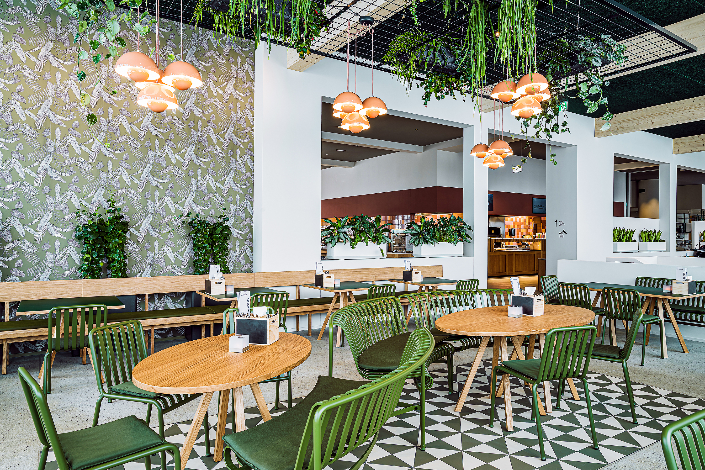 Mit einem einzigartigen Farb- und Stil-Konzept der Innenarchitekten IDA14 sind die verschiedenen Restaurantbereiche für Seminar- und Tagesgäste einzigartig konzipiert.