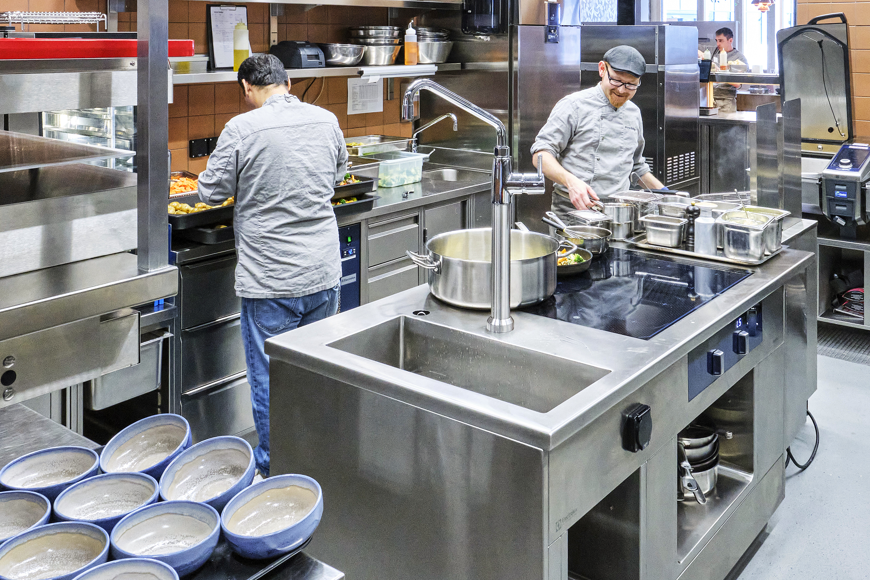 Im Herzen der in zwei Bereichen aufgeteilten Hauptküche steht der massgefertigte Grossküchenherd thermaline-90 M2M von Electrolux Professional, ausgestattet mit diversen Unterbauten und Abstellflächen.