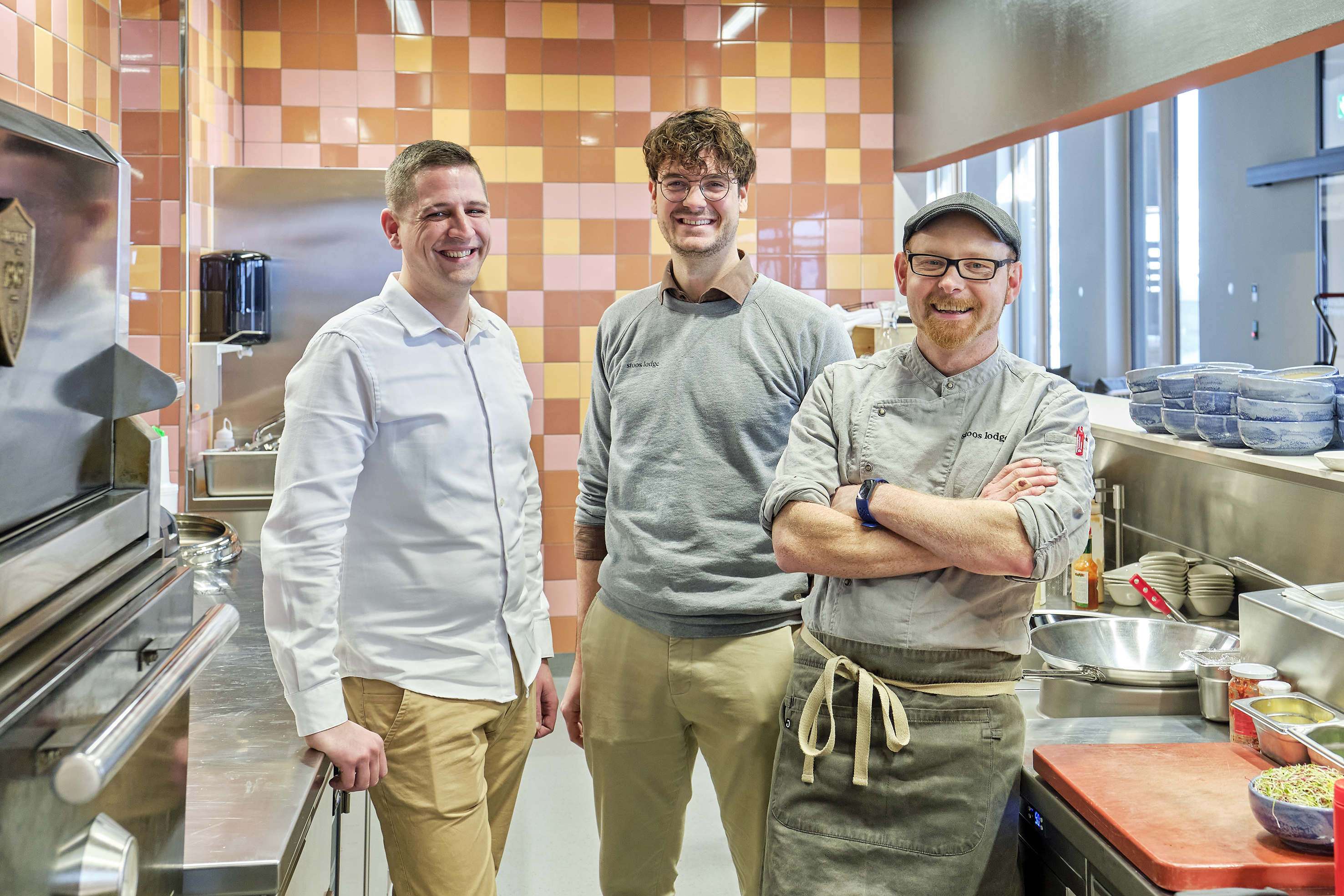 Gemeinsam haben sie die perfekte Lösung für den laufenden Betrieb in der Lodge gefunden: Andreas Schmid, Electrolux Professional (links), mit Lodge-Gastgeber Dominik Lichtenhahn und Küchenchef Michael Zboron.