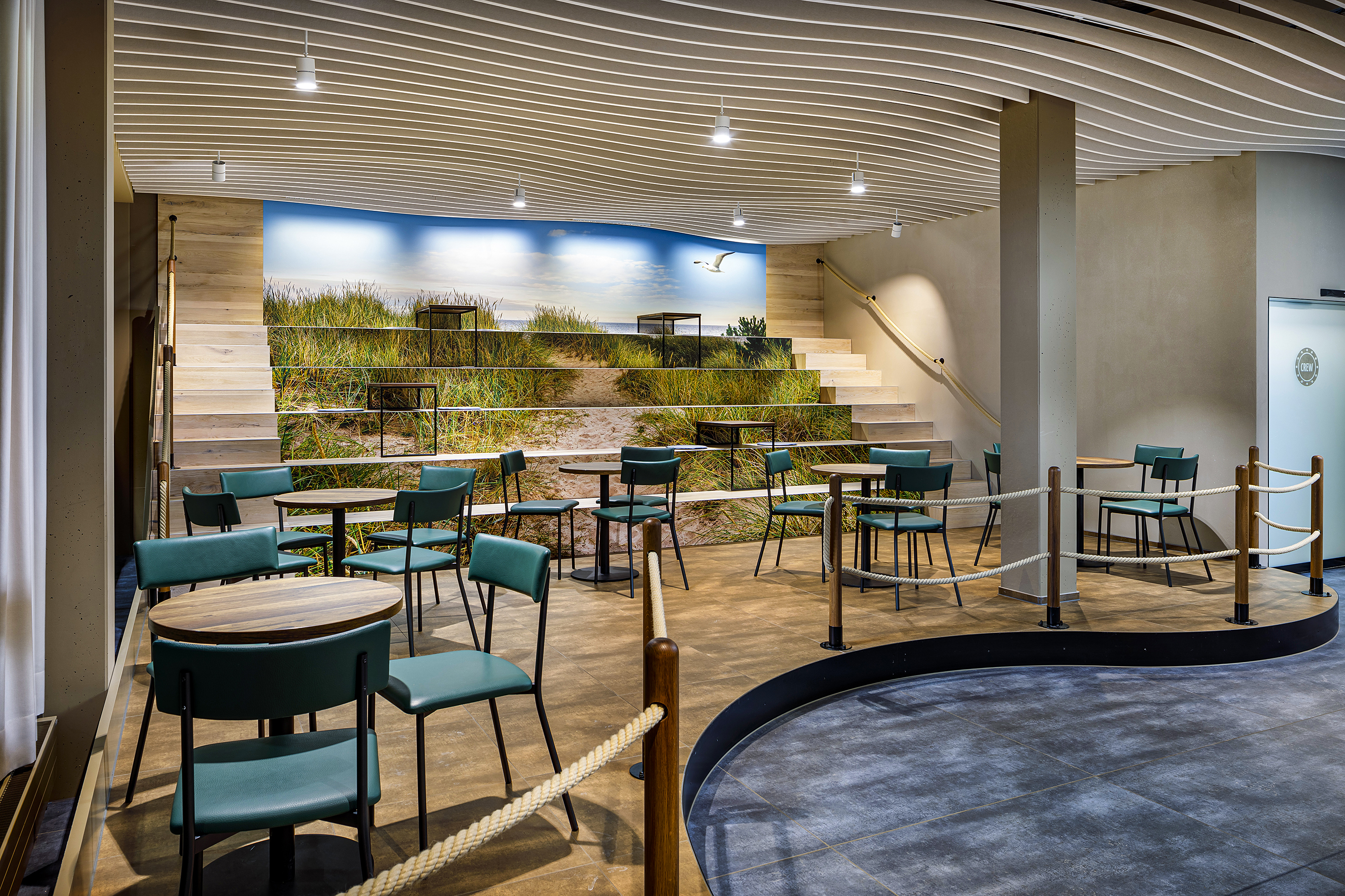 Auf der anderen Seite des Schiffs: Das Heck ist so eingerichtet, als sitze man mitten auf einer sandig-grünen Insel.