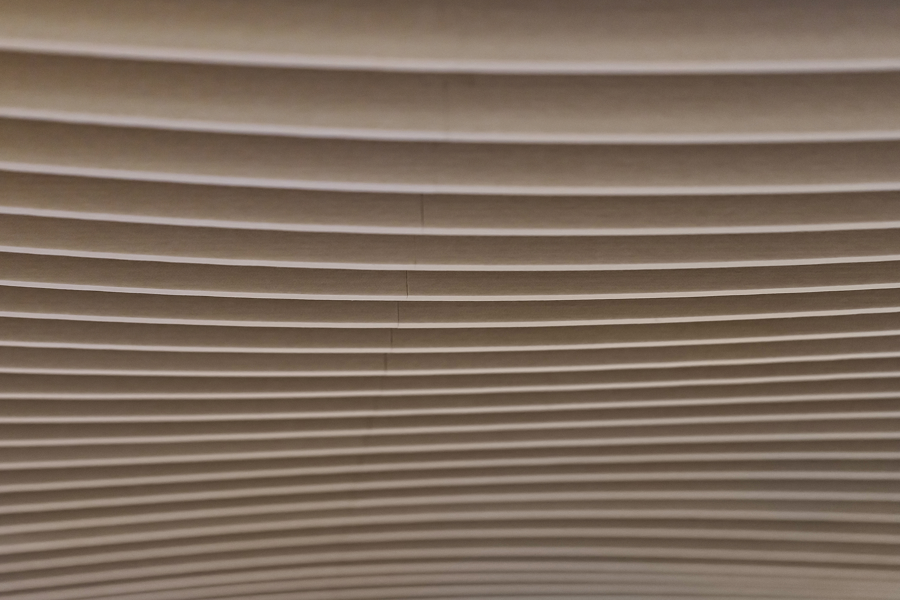 Wellen über den Köpfen: was optisch gelungen daherkommt – die Leisten sind im Übrigen gefertigt aus rezyklierten PET-Flaschen – sorgt auch für eine angenehme Beschallung des hohen Raumes.