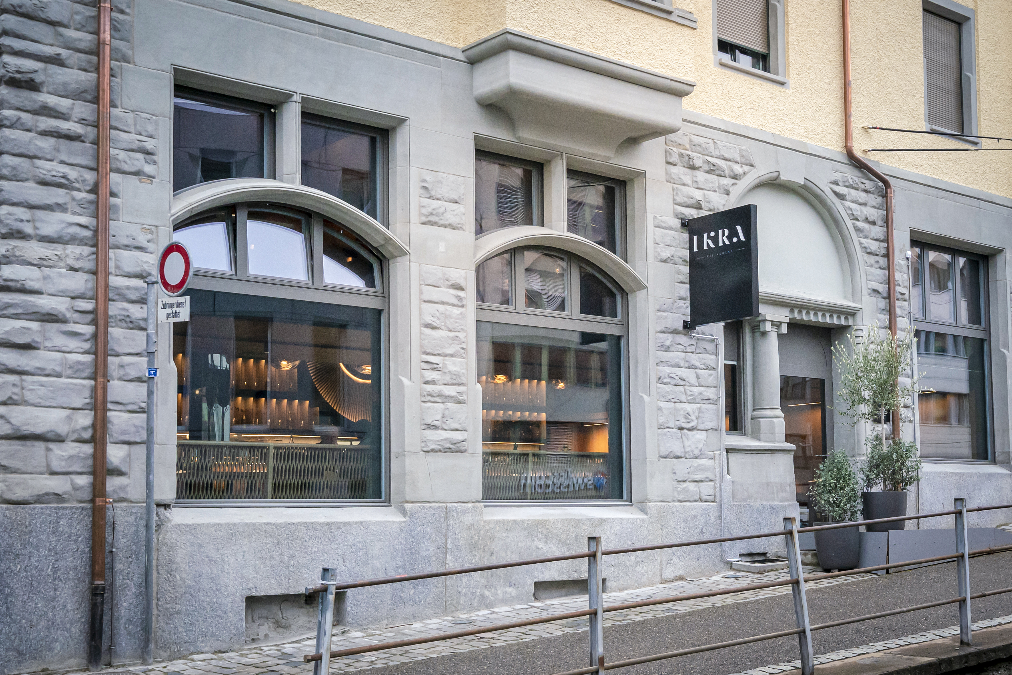 Von aussen erscheint das IKRA Restaurant unscheinbar.